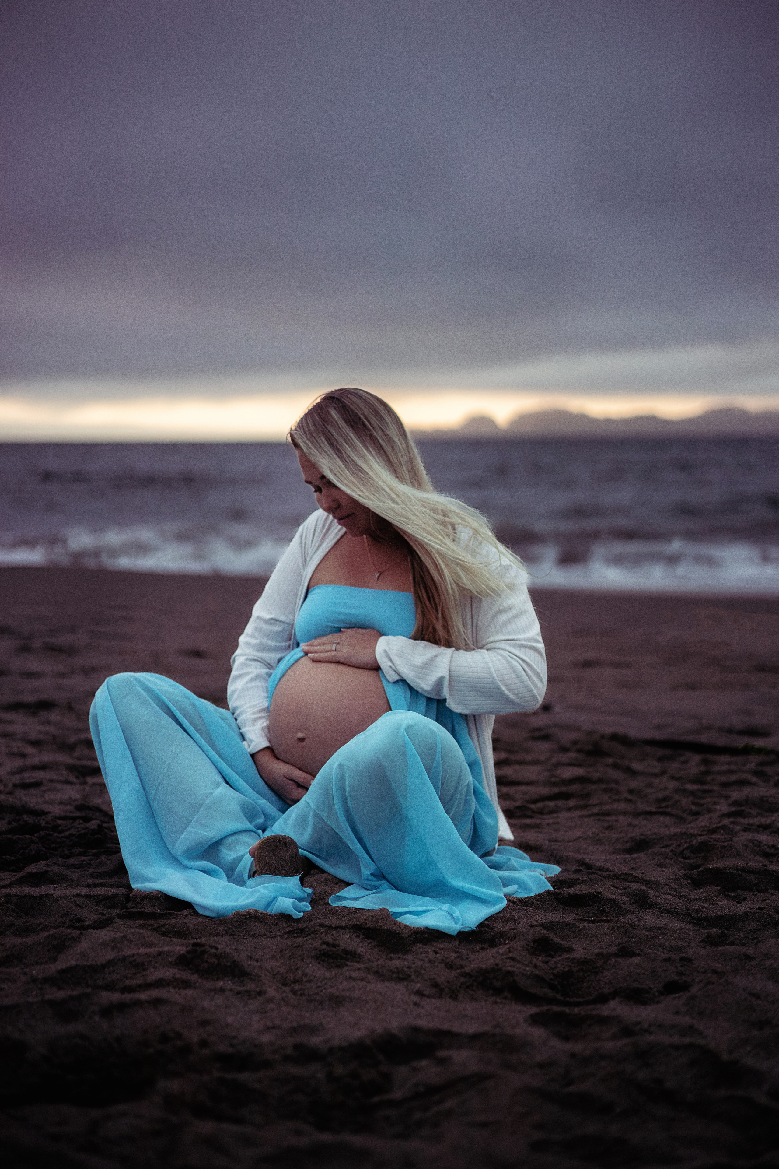 Ocean pregnancy photo shoot. Bay Area Photographer: family, maternity, love story, wedding