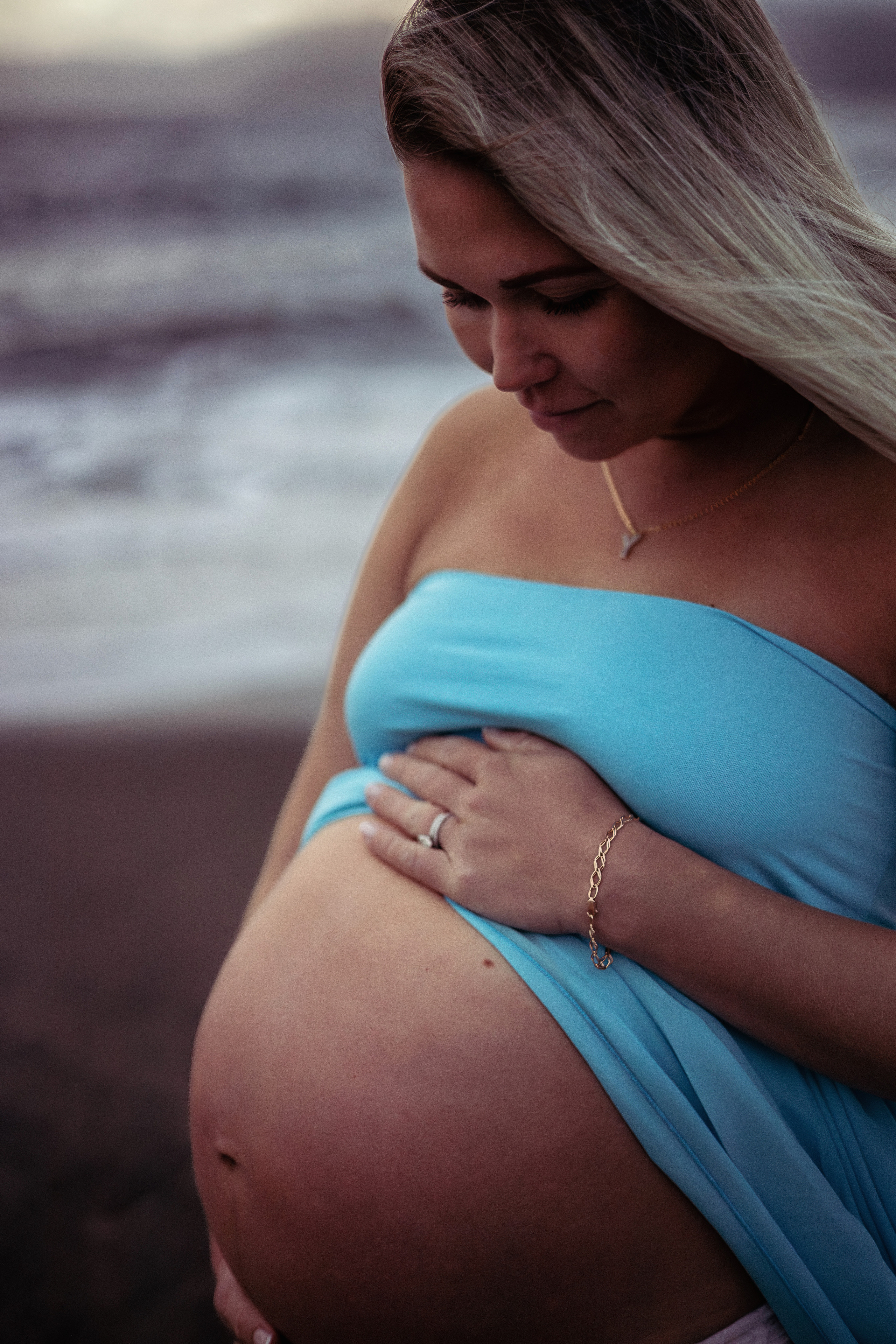 Ocean pregnancy photo shoot. Bay Area Photographer: family, maternity, love story, wedding
