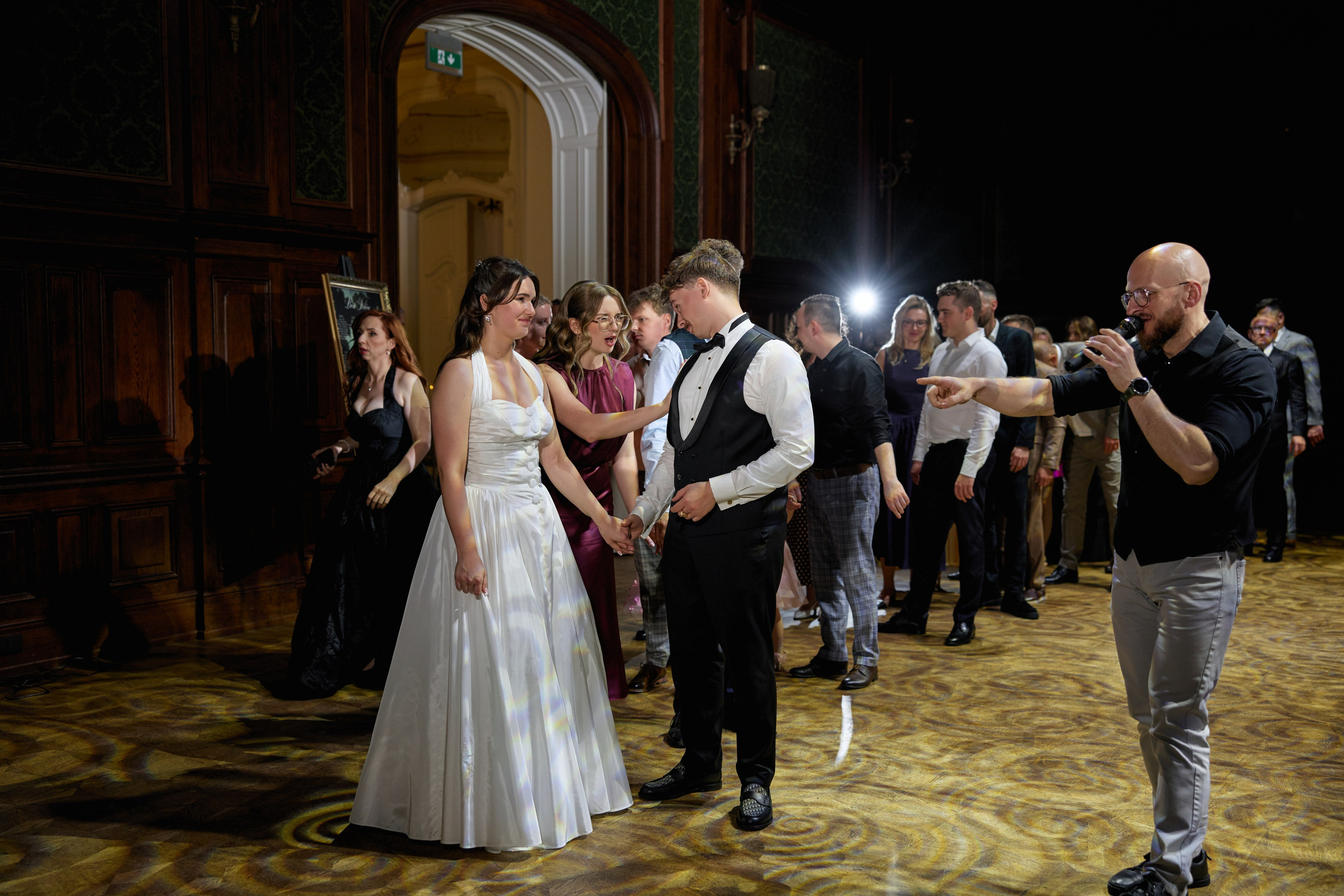 Wiktoria & Kacper. Pałac Goetz. Fotograf ślubny i rodzinny w Krakowie Yana Klymova