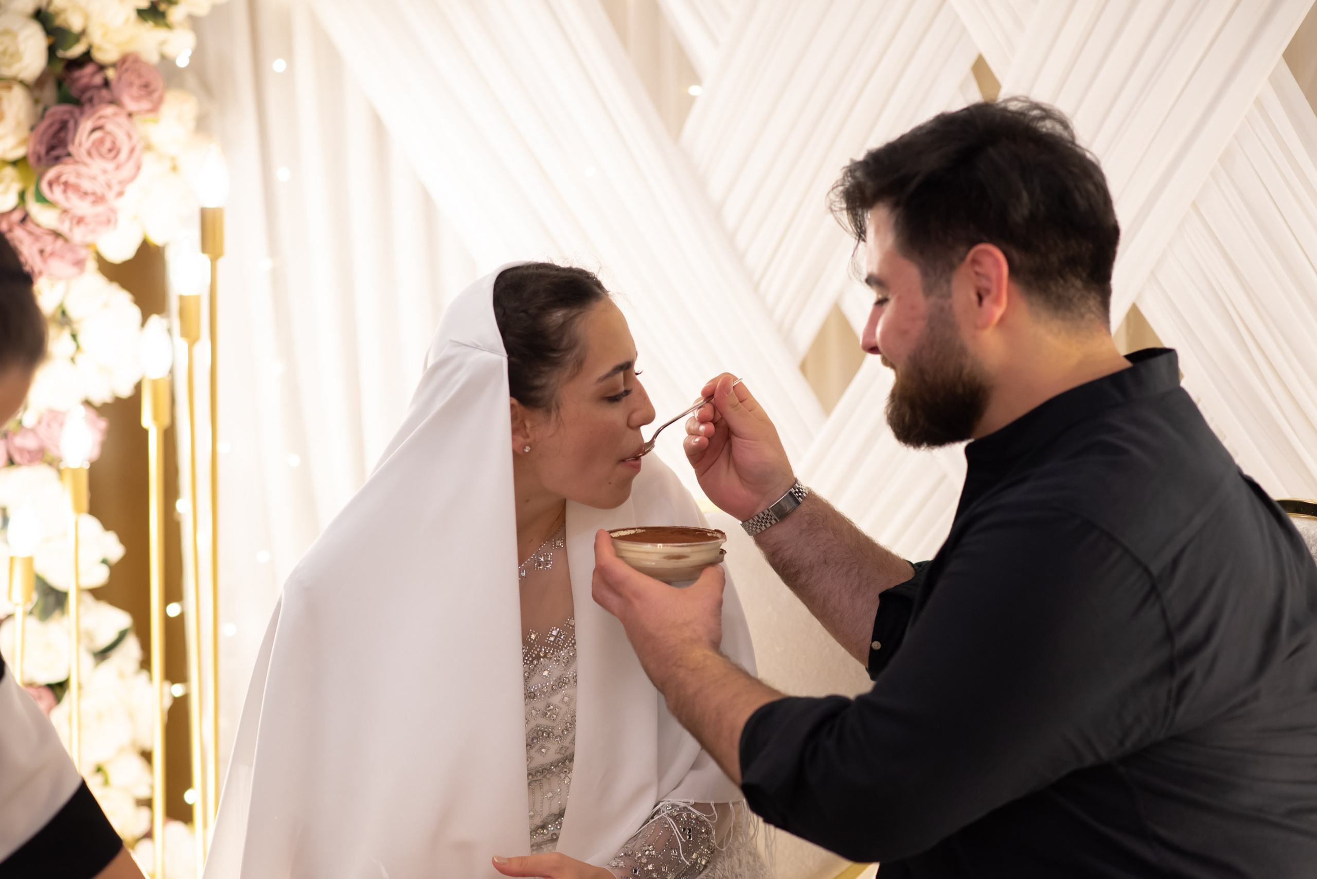 ВЛЮБЕННЫЕ КОРМЯТ ТОРТОМ ДУРУГ ДРУГА, СЧАСТЛИВЫЕ МОМЕНТЫ , фотограф  Анталия