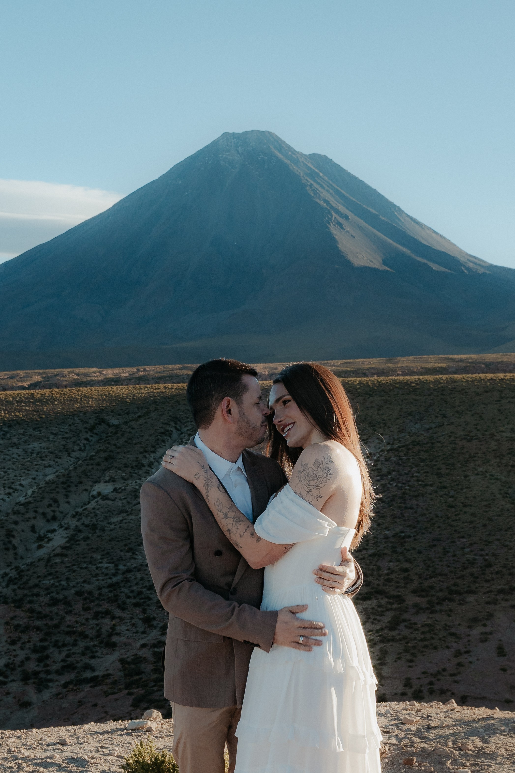 Pre-wedding no mirante do vulcão Licancabur. Photographer in San Pedro de Atacama