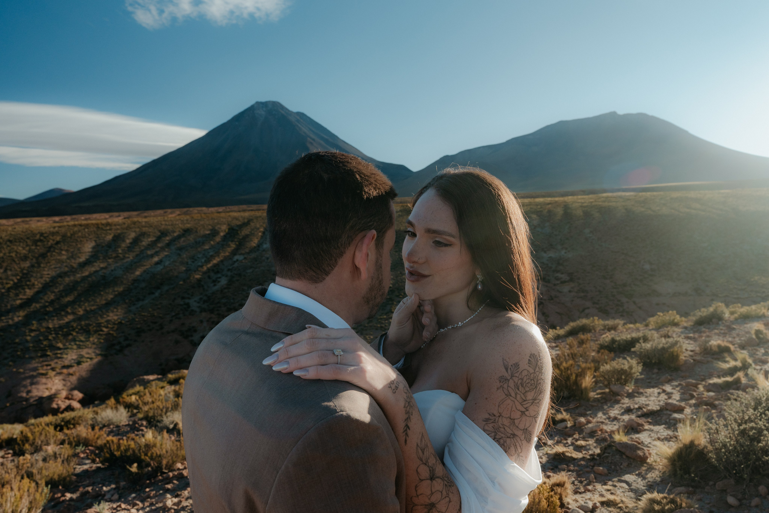 Pre-wedding no mirante do vulcão Licancabur. Photographer in San Pedro de Atacama