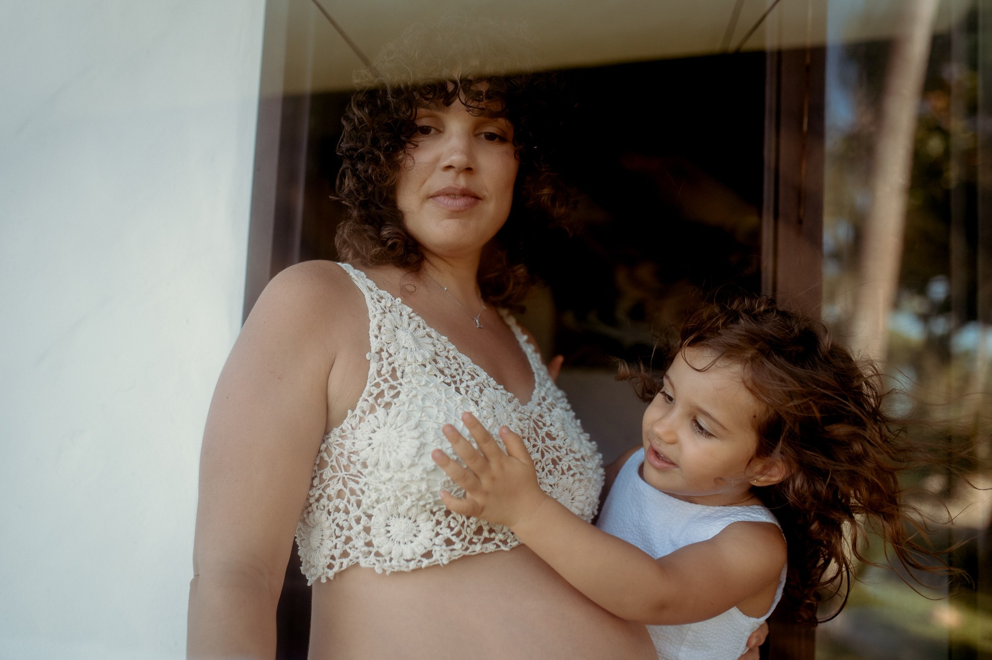 Ensaio Gestante — Praia do forte. Água Carmim Fotografia