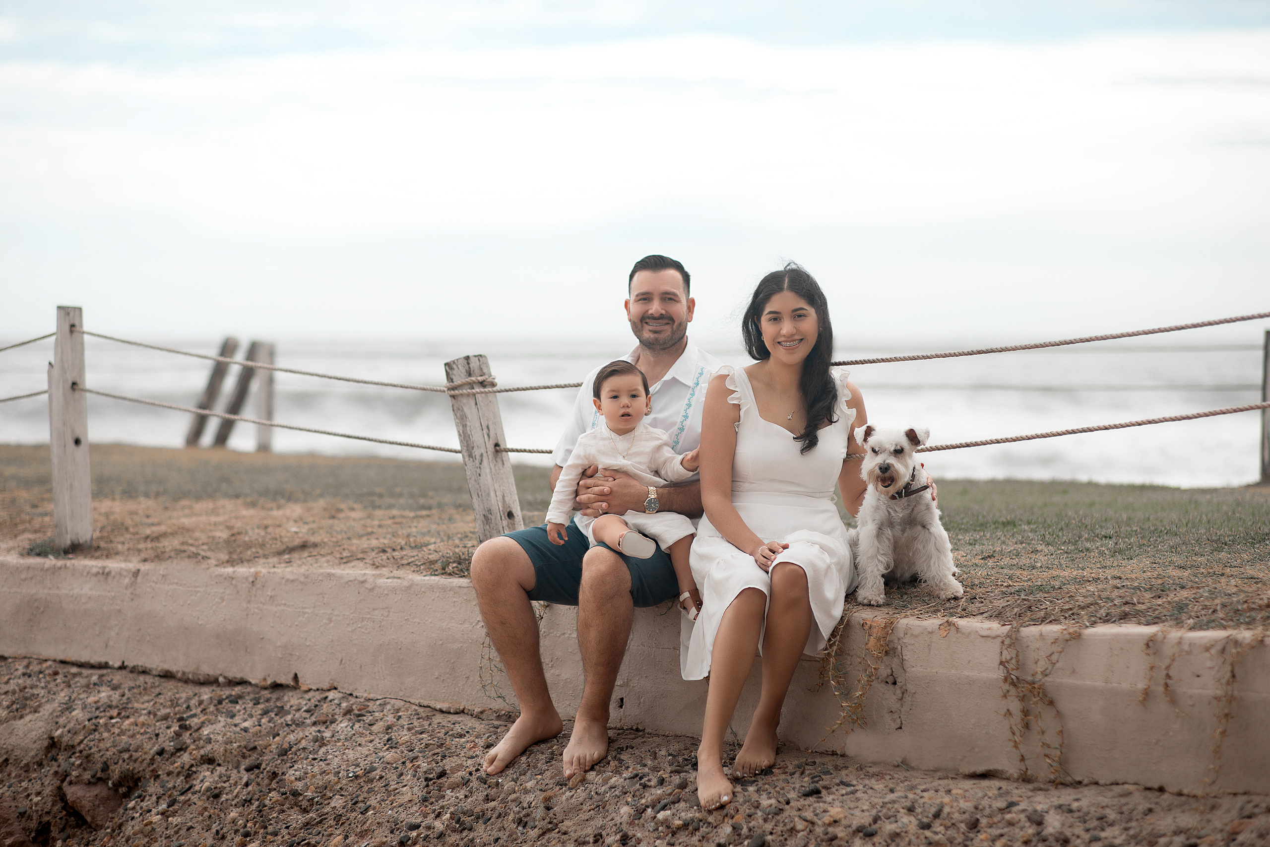 Fotografia familiar con mascota en la playa Mazatlan. Joss y Alan. Виктория Кастельянос. Русскоязычный фотограф в Мексике