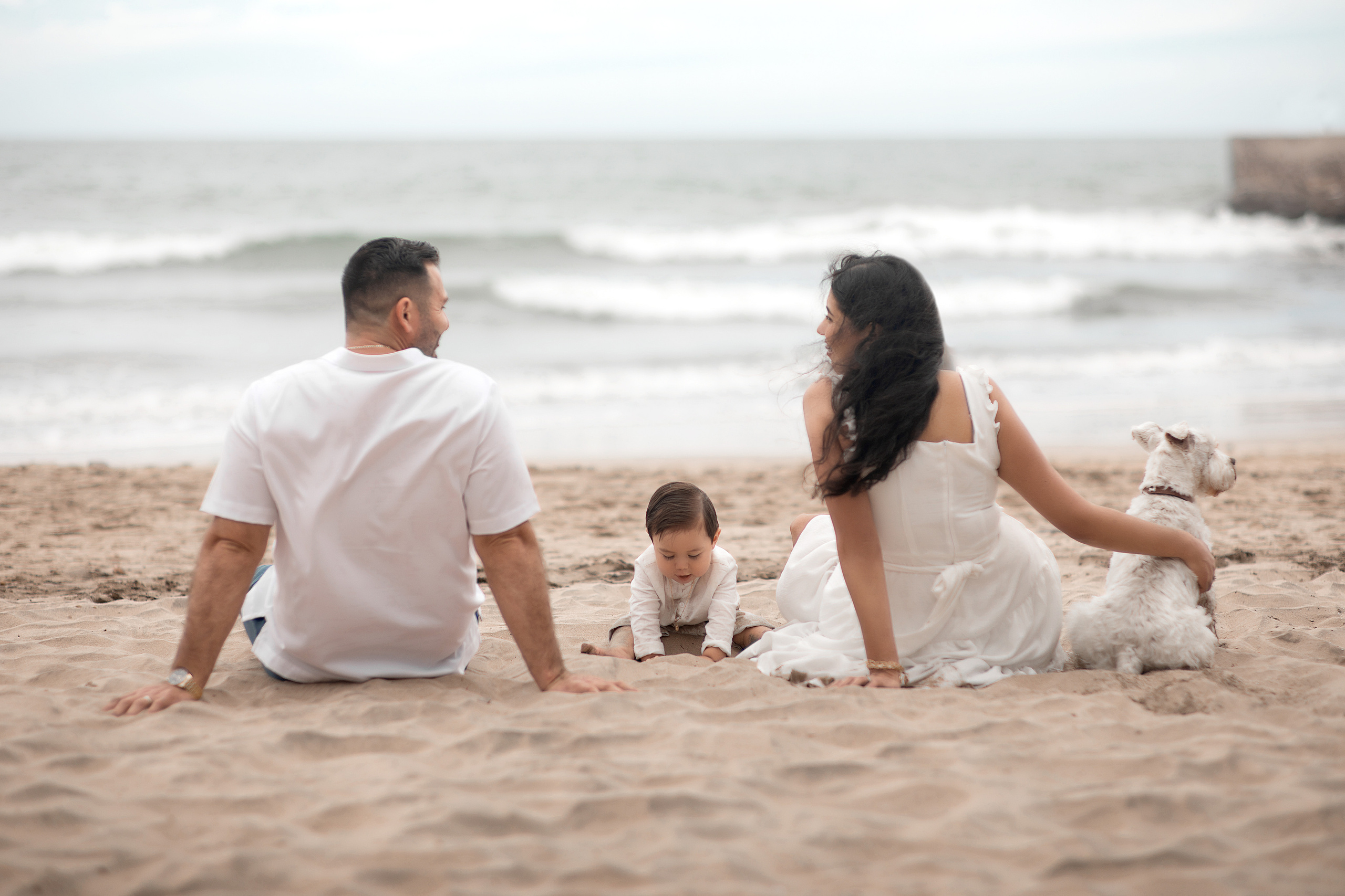 Fotografia familiar con mascota en la playa Mazatlan. Joss y Alan. Виктория Кастельянос. Русскоязычный фотограф в Мексике