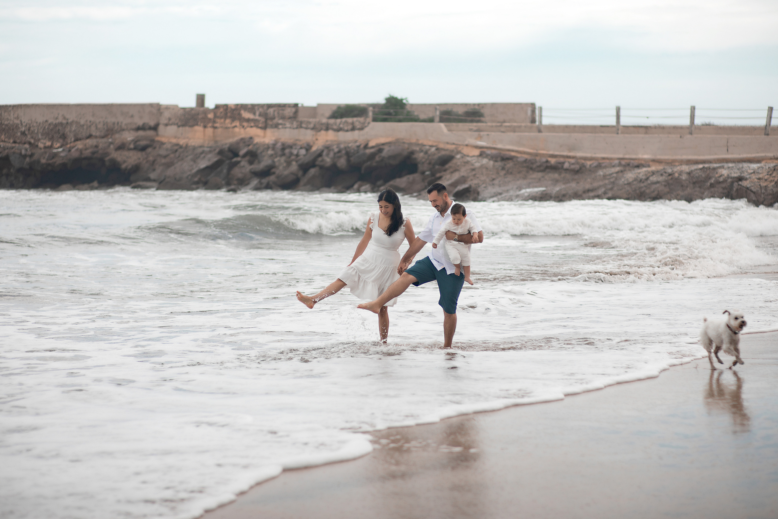 Fotografia familiar con mascota en la playa Mazatlan. Joss y Alan. Виктория Кастельянос. Русскоязычный фотограф в Мексике