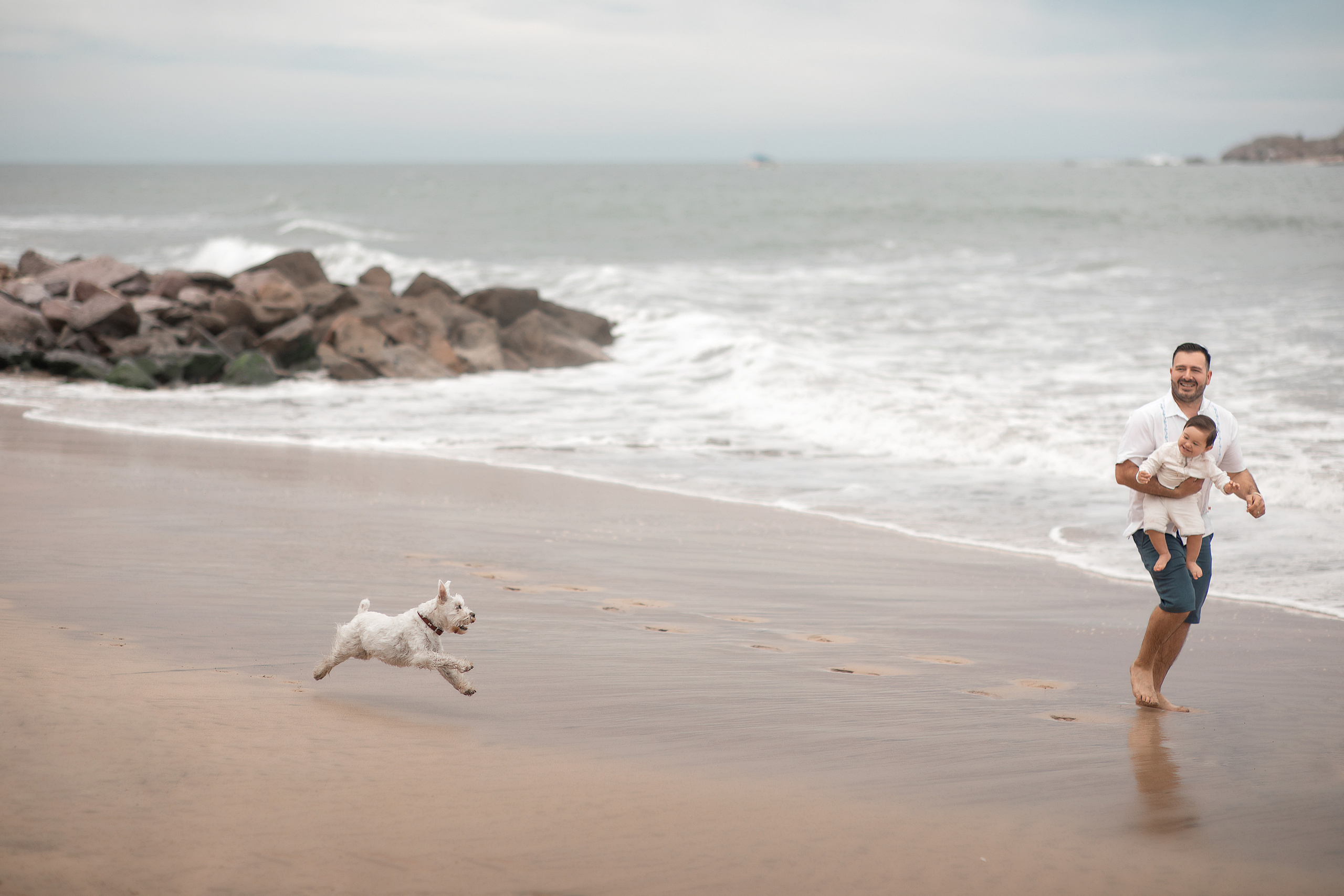Fotografia familiar con mascota en la playa Mazatlan. Joss y Alan. Виктория Кастельянос. Русскоязычный фотограф в Мексике