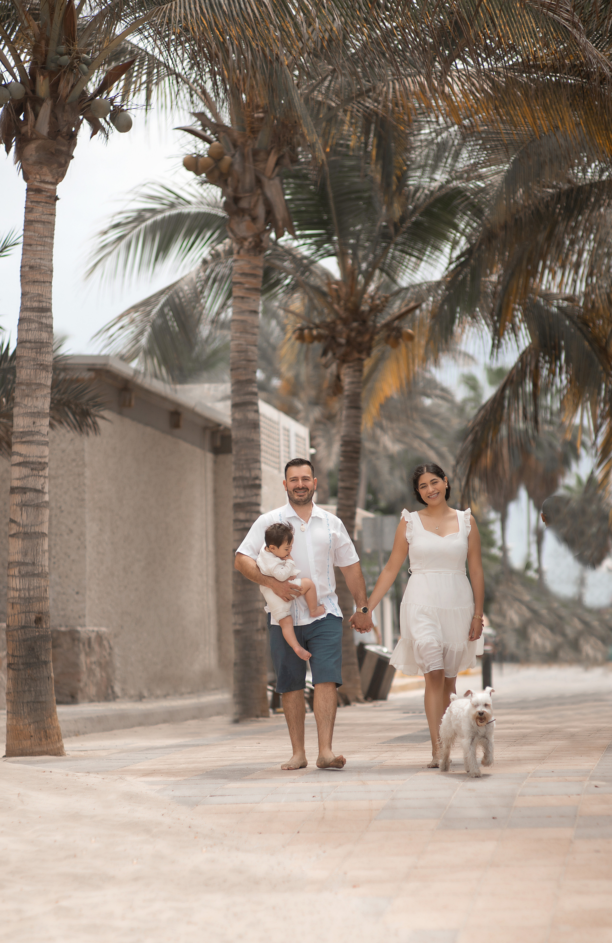 Fotografia familiar con mascota en la playa Mazatlan. Joss y Alan. Виктория Кастельянос. Русскоязычный фотограф в Мексике