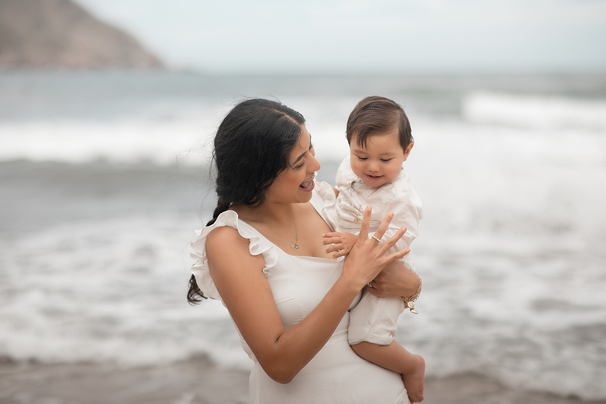 Fotografia familiar con mascota en la playa Mazatlan. Joss y Alan. Виктория Кастельянос. Русскоязычный фотограф в Мексике