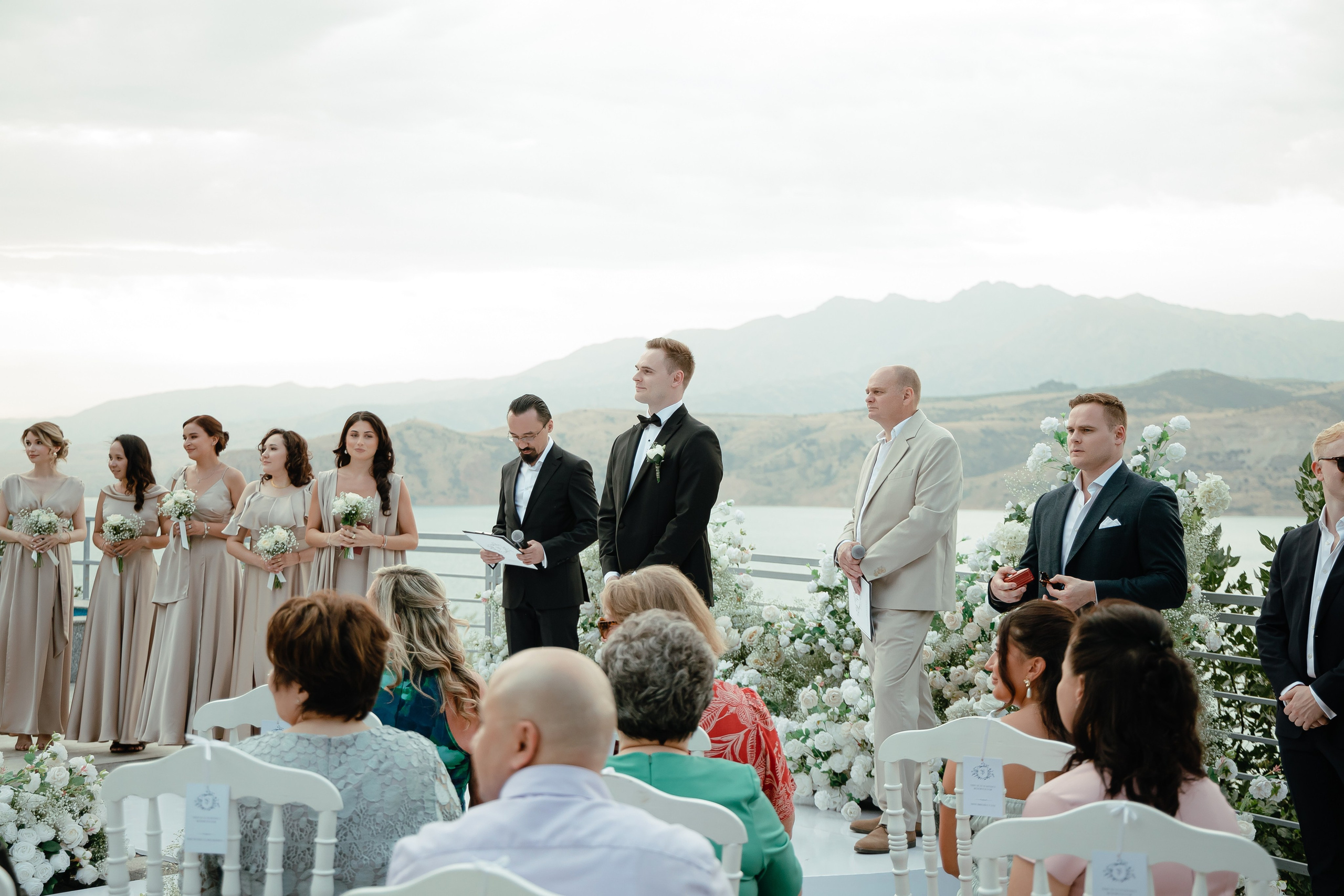 Thomas & Suyumbika. Главная