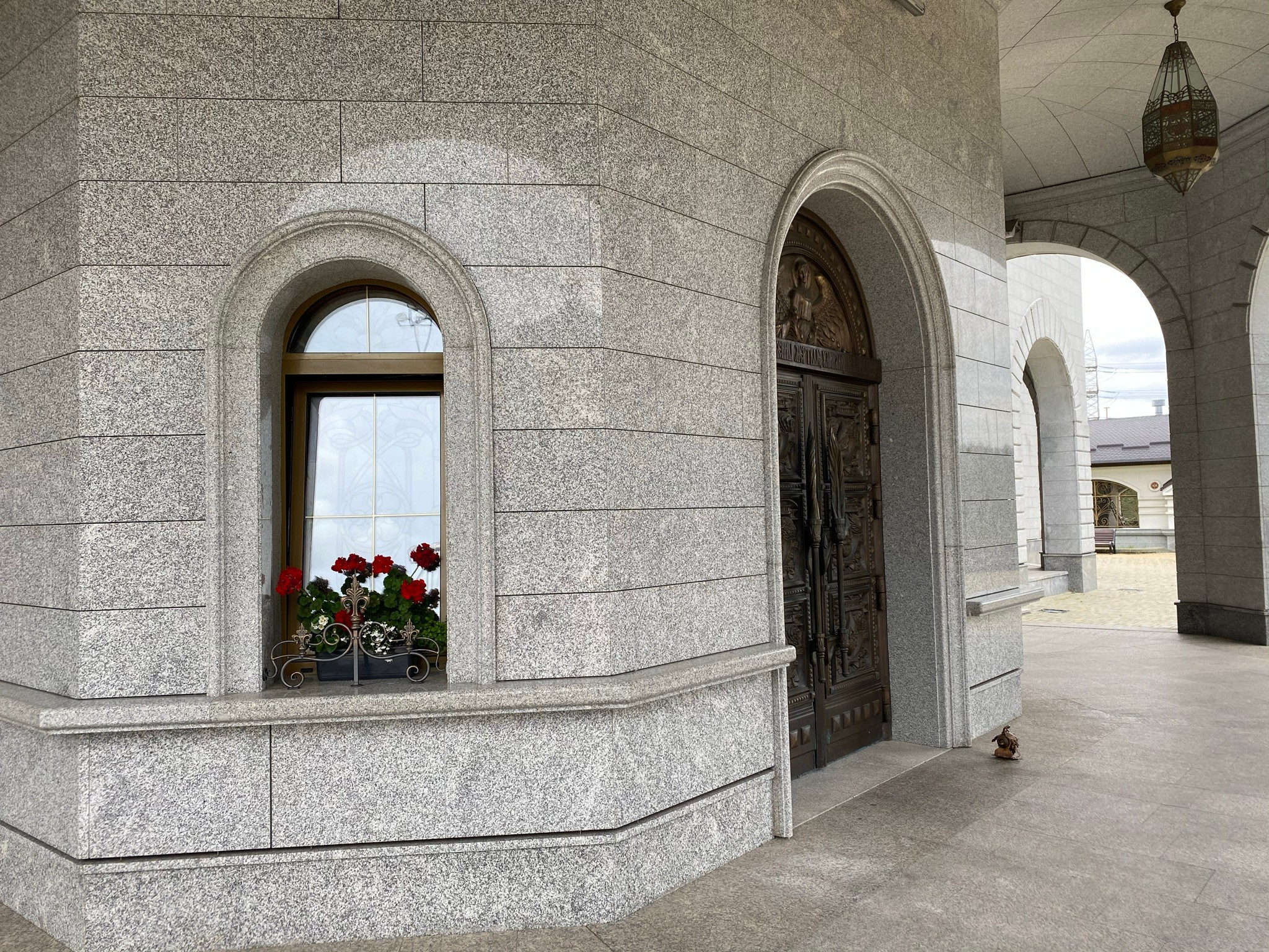 Цветочницы Храма-памятника в честь Всех Святых и в память о жертвах, спасению Отечества нашего послуживших в городе Минске Минской Епархии Белорусской Православной Церкви. 2018 - 2020 г. Сталь, лазерная резка, художественная ковка, сварка.