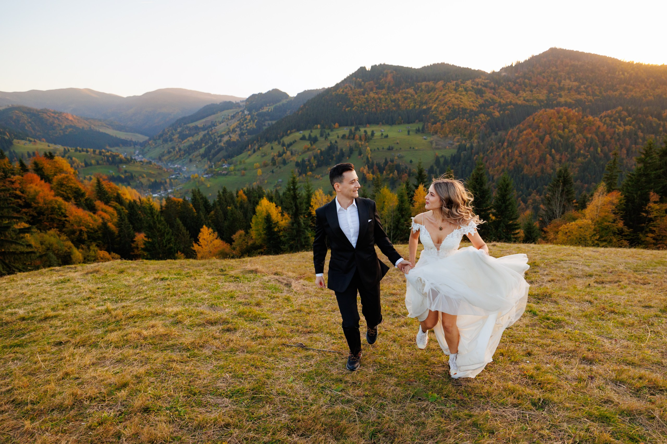 Sedinta foto Trash the dress/After wedding la munte. Fotograf nunta Bucuresti - Manu Ivanciu