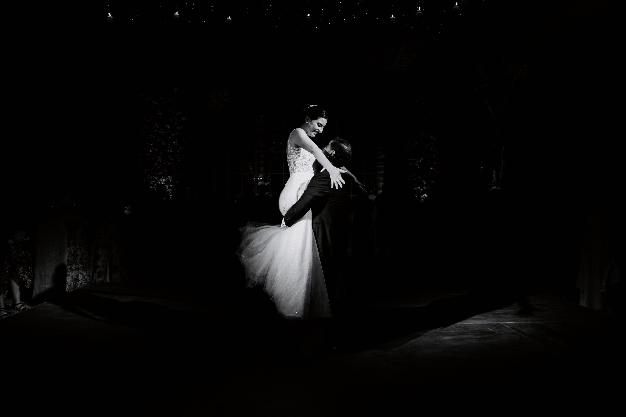 Un vistazo a la fiesta. Fotógrafo de Bodas en Lima | Ronhy Altamirano. Fotografía narrativa y cinematográfica para bodas, quinceañeras y eventos exclusivos
