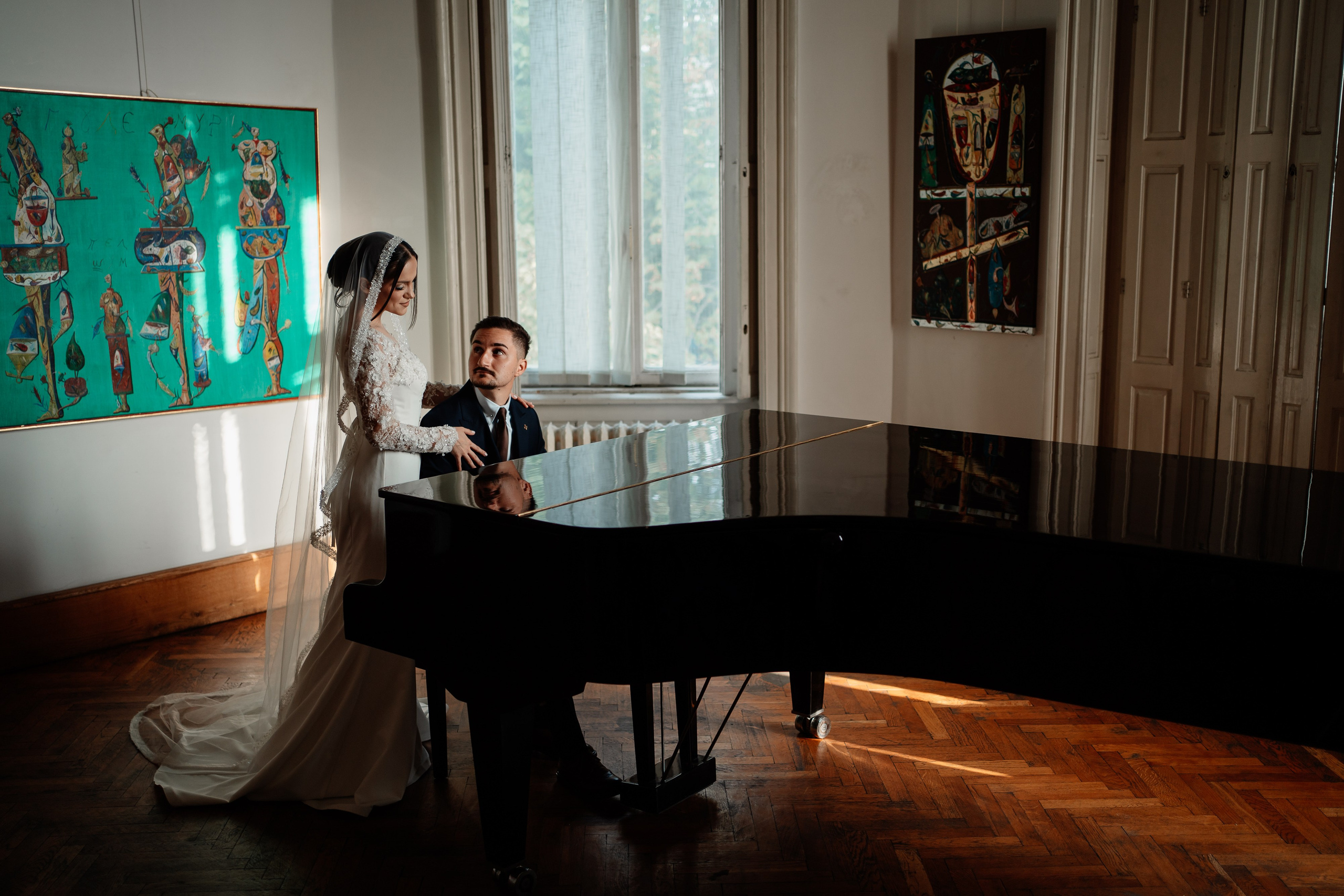 Moment emoționant între miri în ziua nunții, surprins într-un cadru natural și romantic, la Reina Events. Fotografie de nuntă profesională, editată artistic pentru a evidenția emoția și eleganța evenimentului.