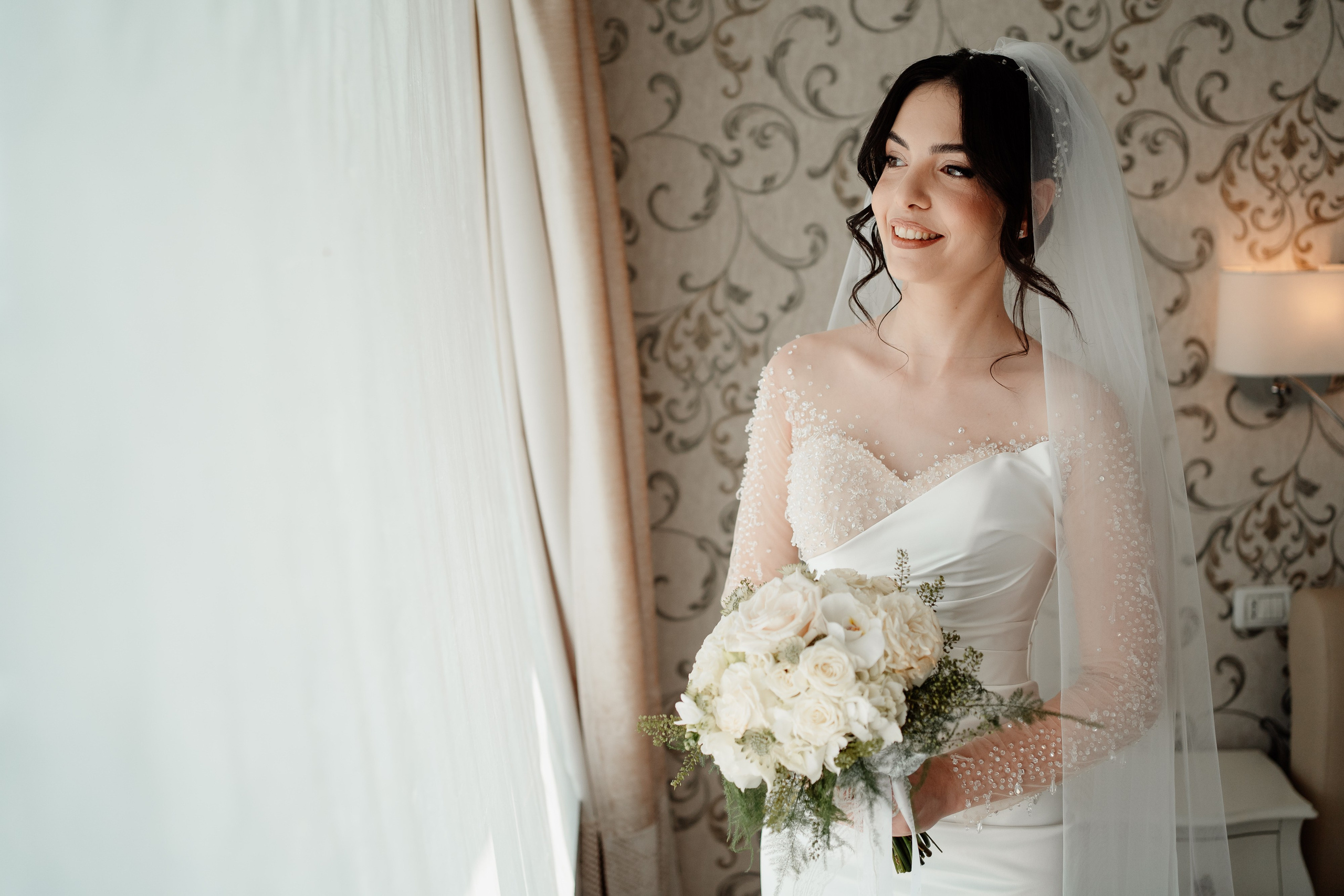 Moment emoționant între miri în ziua nunții, surprins într-un cadru natural și romantic, la Drobeta Turnu Severin. Fotografie de nuntă profesională, editată artistic pentru a evidenția emoția și eleganța evenimentului.