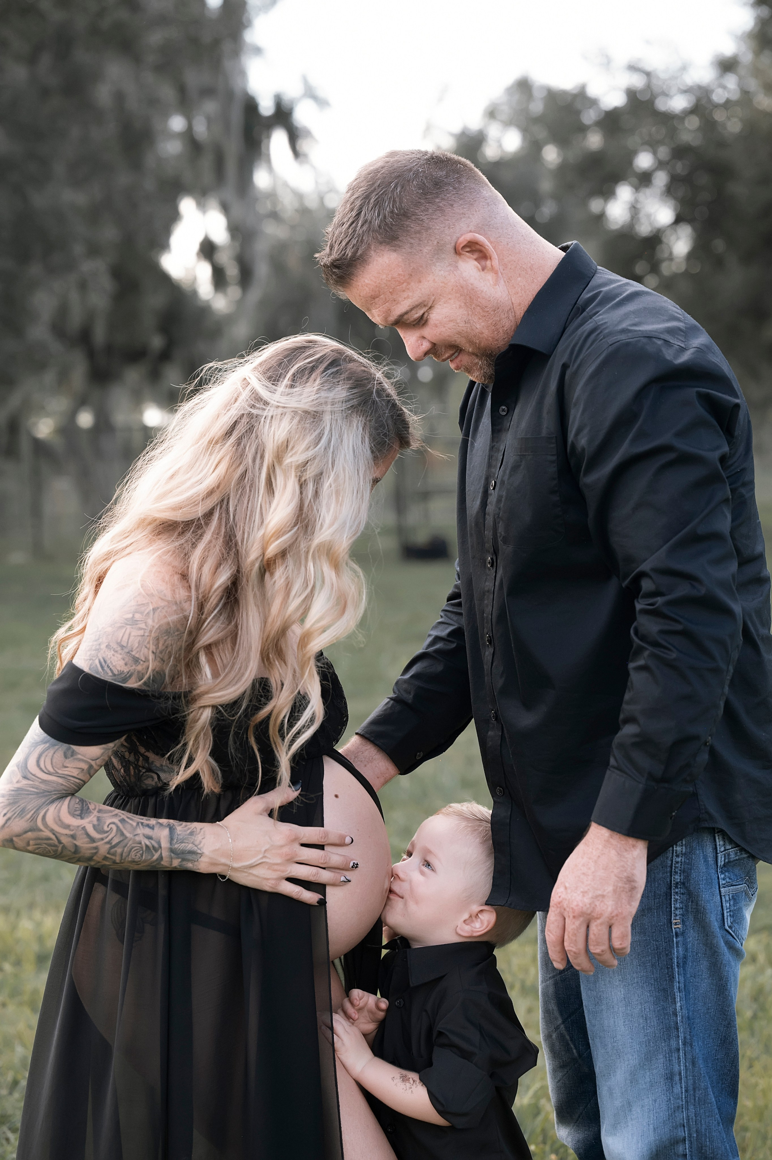 Maternity session outside. Portrait, kids and family photographer in Wesley Chapel Alina Alice Osipova