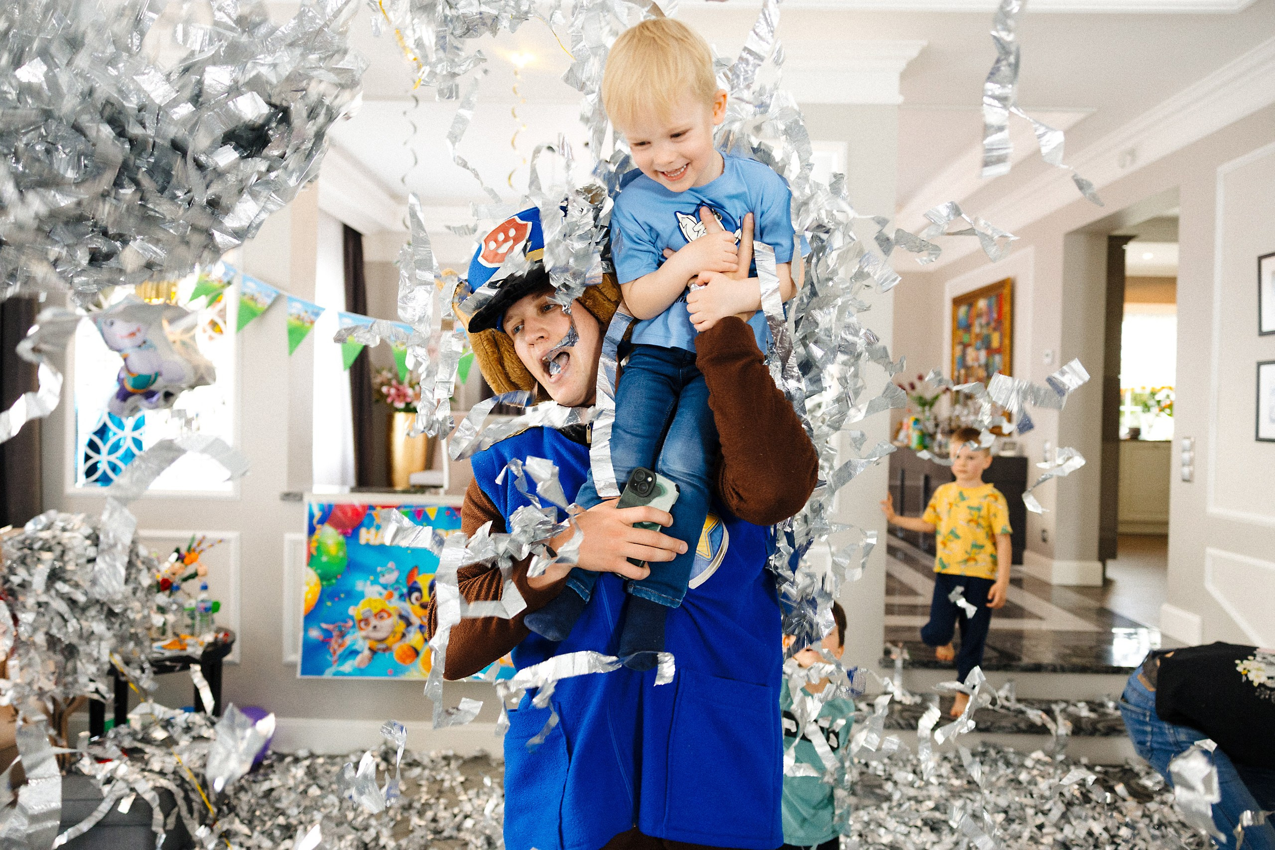 Яркая фотосессия детского праздника с аниматором и блестящей дискотекой из фольги в Риге. Евгений Тимофеев | Свадебный и контент-фотограф и видеограф в Риге