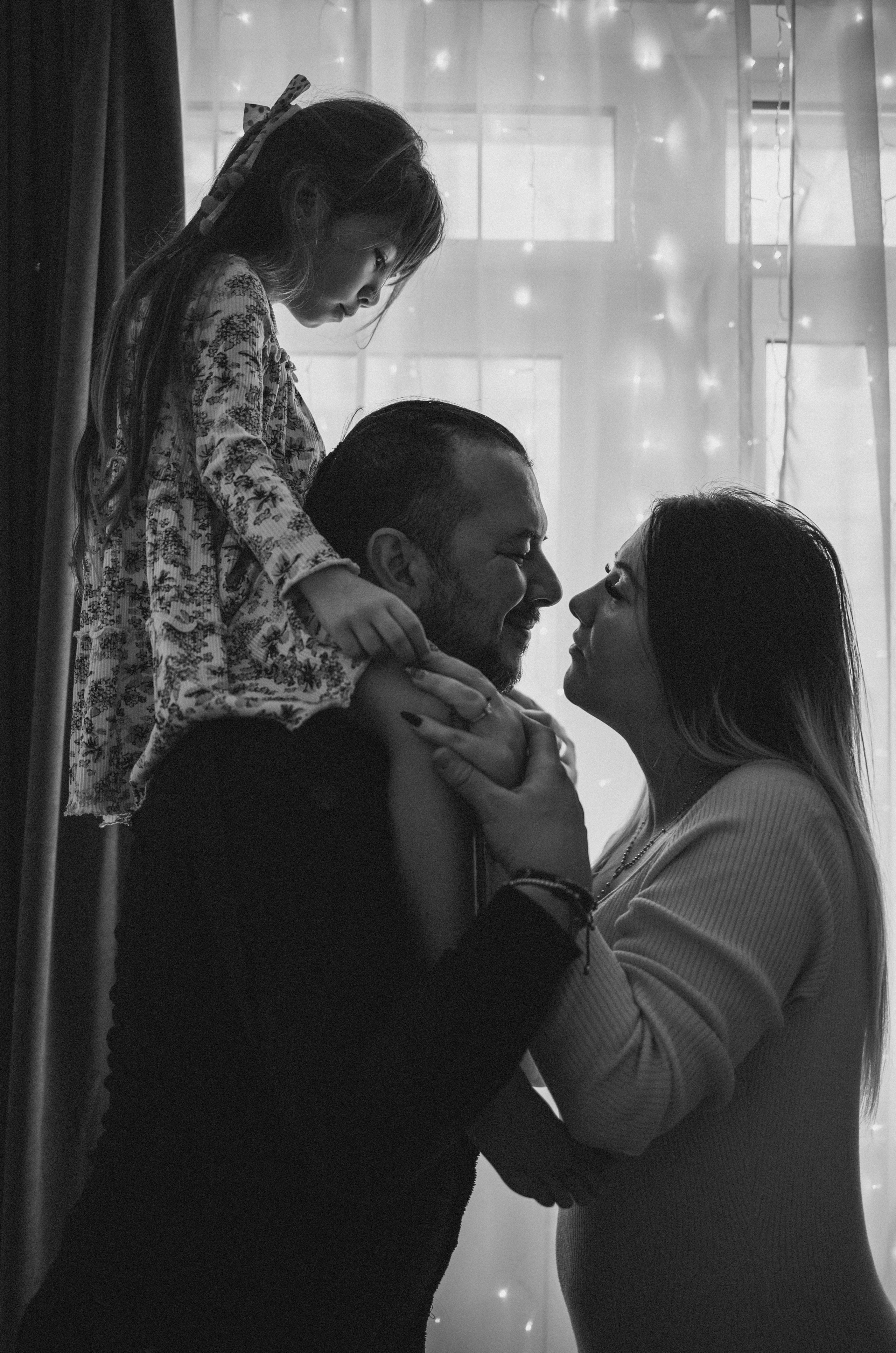 Ședință foto de Crăciun acasă, Amara și Ionuț. Fotograf de familie în Oradea Katsiaryna Ciortan