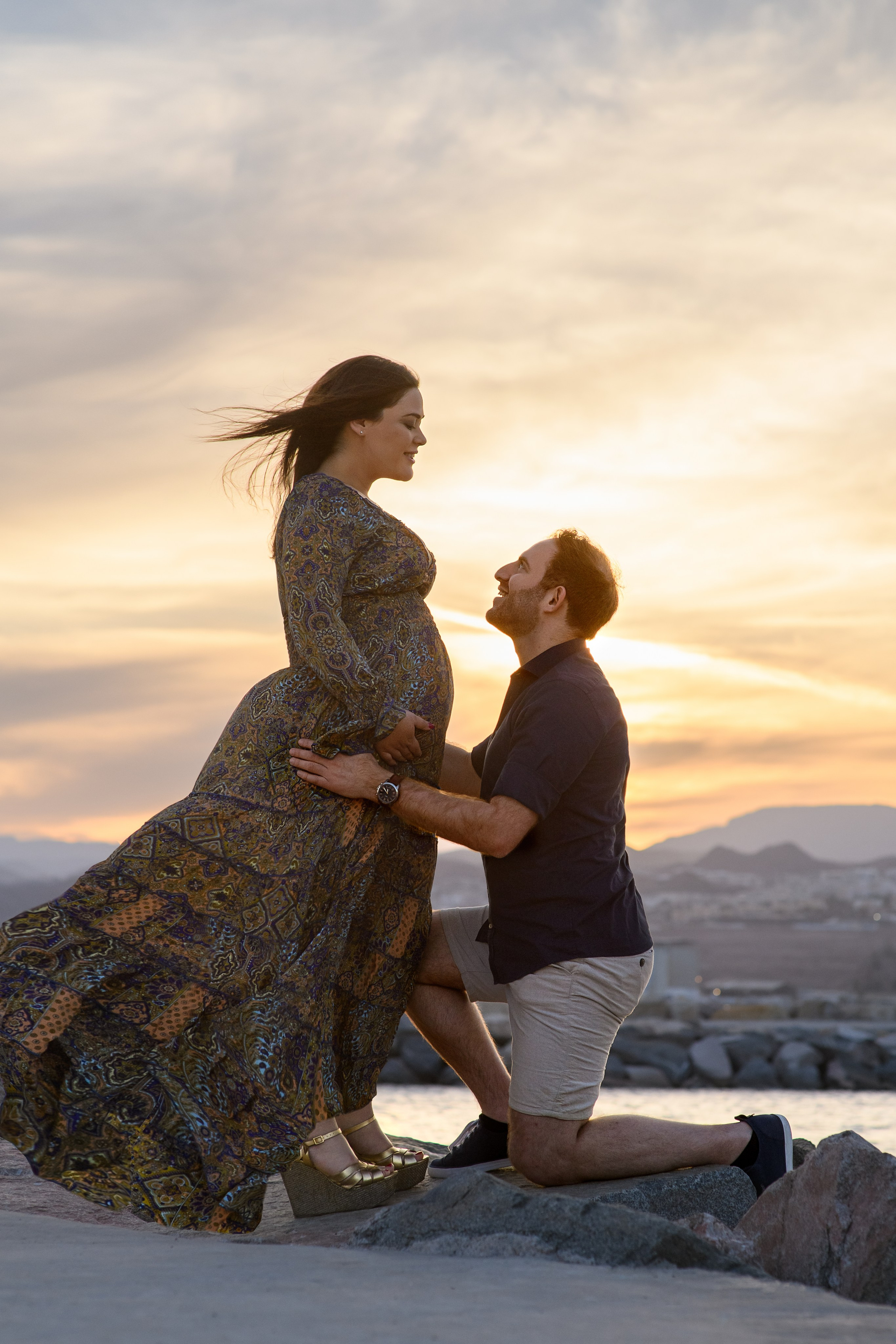 Pregnancy photoshooting for Saul and Jessica at sunset on the Red Sea. צלמת משפחה ילדים הריון וסיפורי אהבה באילת ישראל אולגה אמצ'יסלבסקי