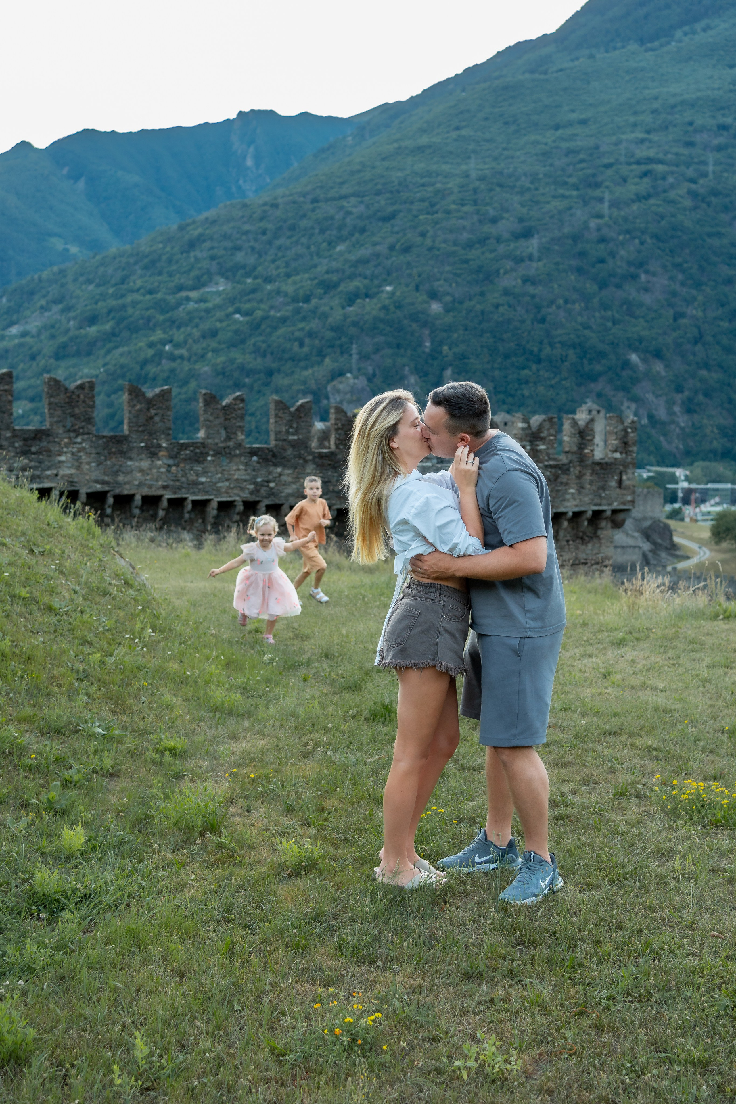 Sesión familiar con vistas a Bellinzona. Fotógrafa en Calafell y Barcelona | Elena Medvedeva