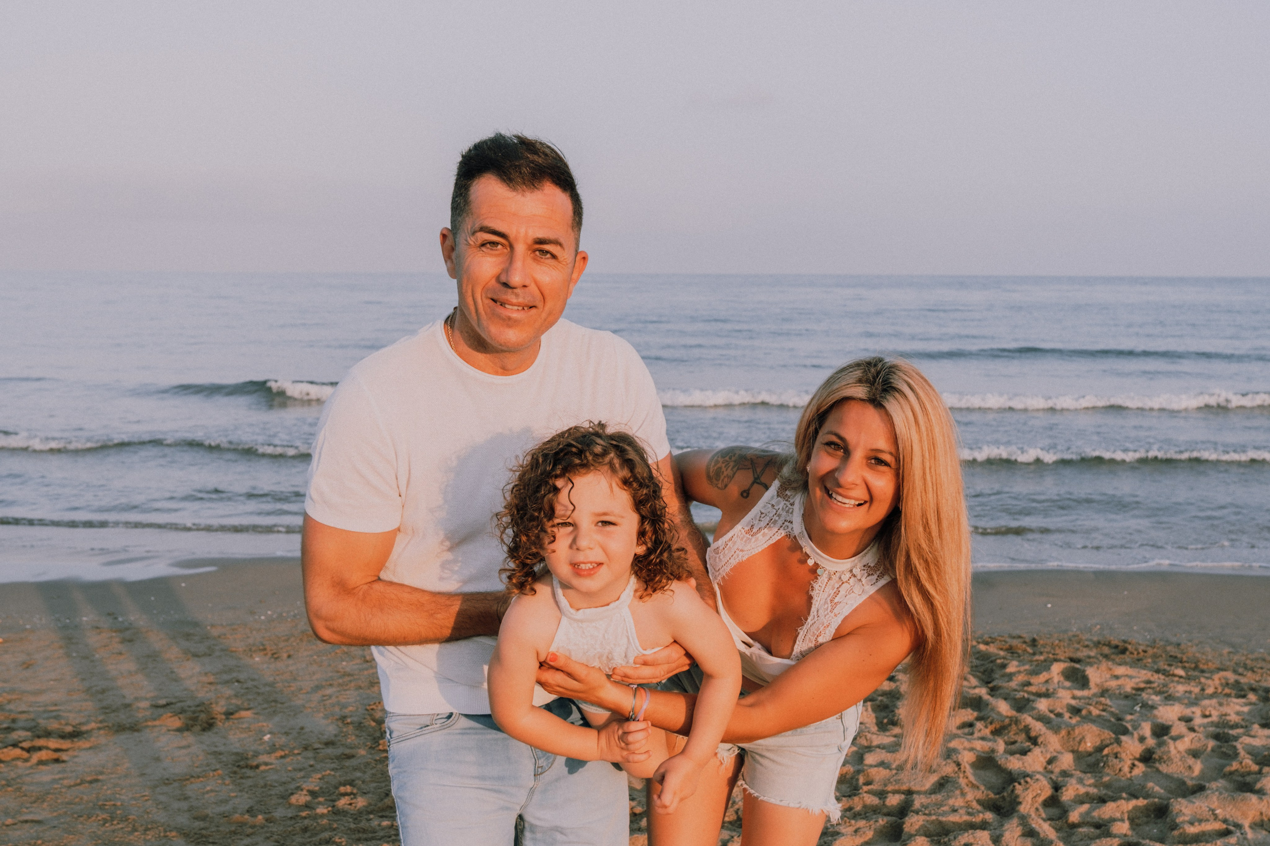 Sesión familiar en la playa. Fotografía profesional en Calafell - Elena Medvedeva