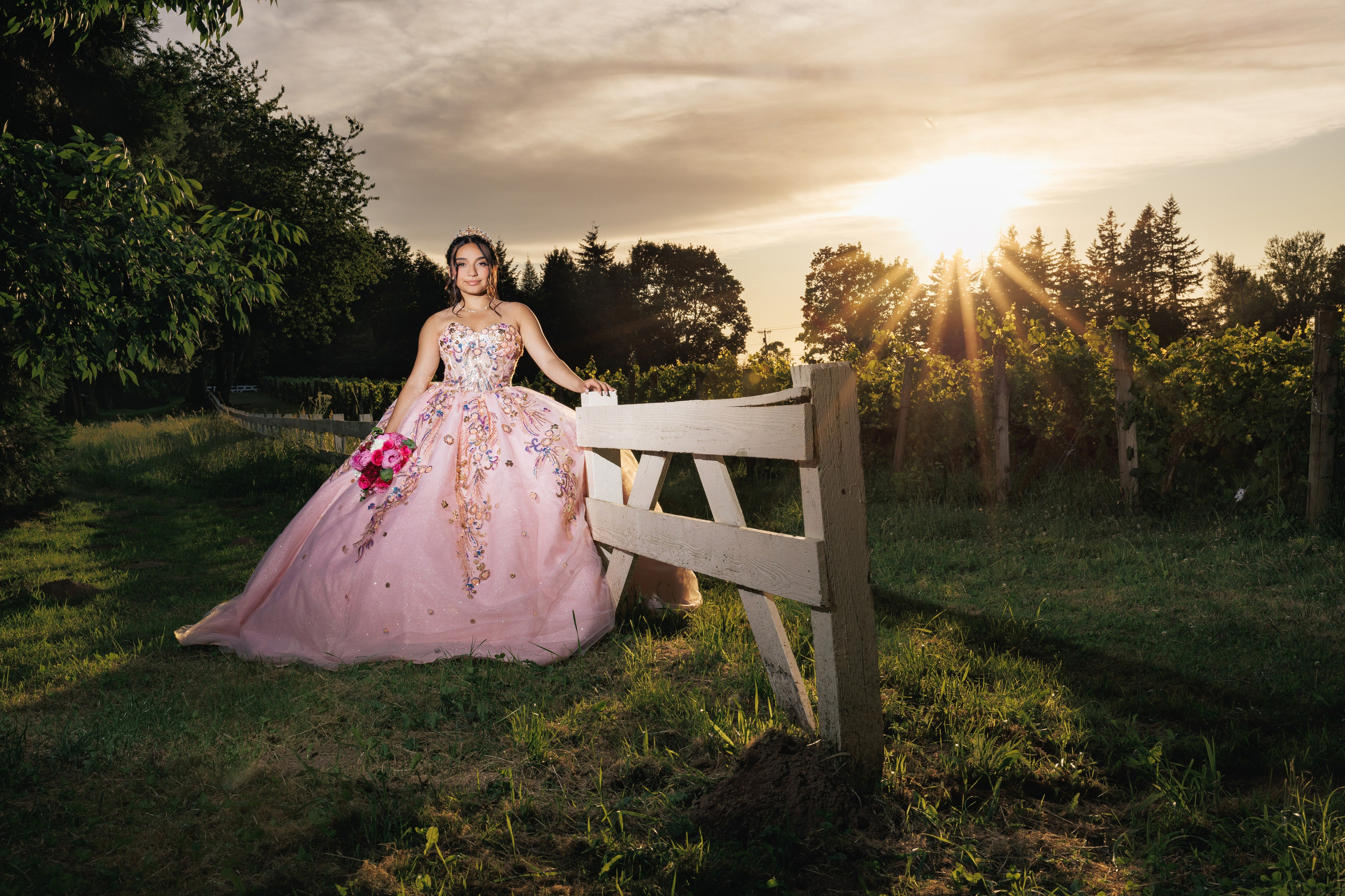 Quinceañera with pink dress sunset  Vancouver washington capturada por Héctor Salazar Photography