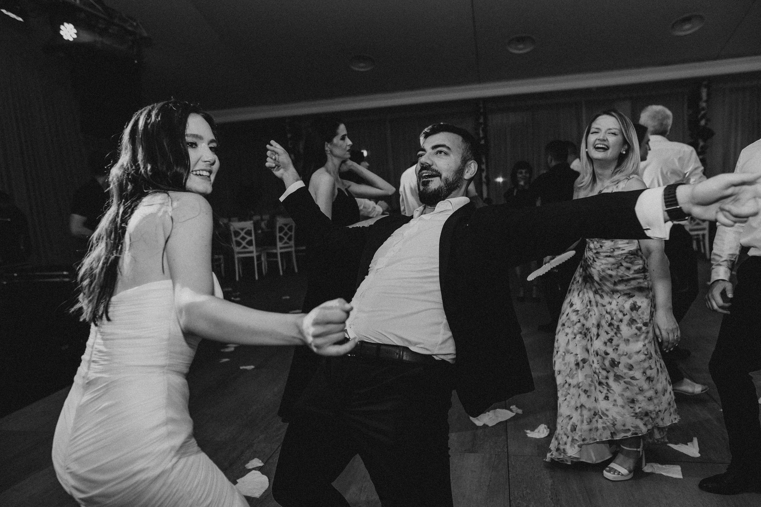 Cununie civila in aer liber , artificii de zi colorate , decor nunta , nunta la Hotel Traian. Proud Vision Weddings | Wedding Photography & Film — Servicii profesionale Foto Video Nunta Iasi