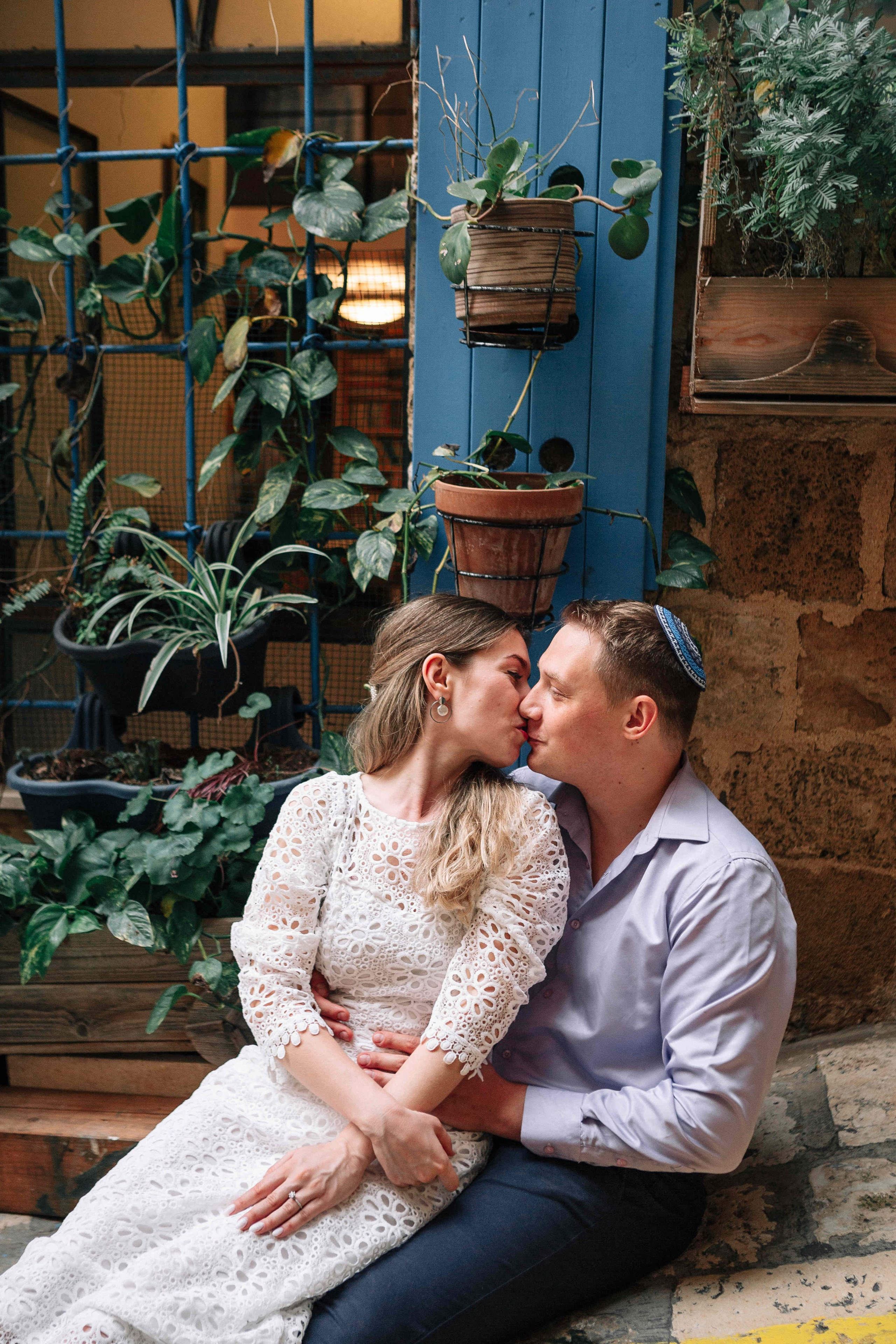 LOVERS IN JAFFO. PHOTOGRAPHER IN ISRAEL