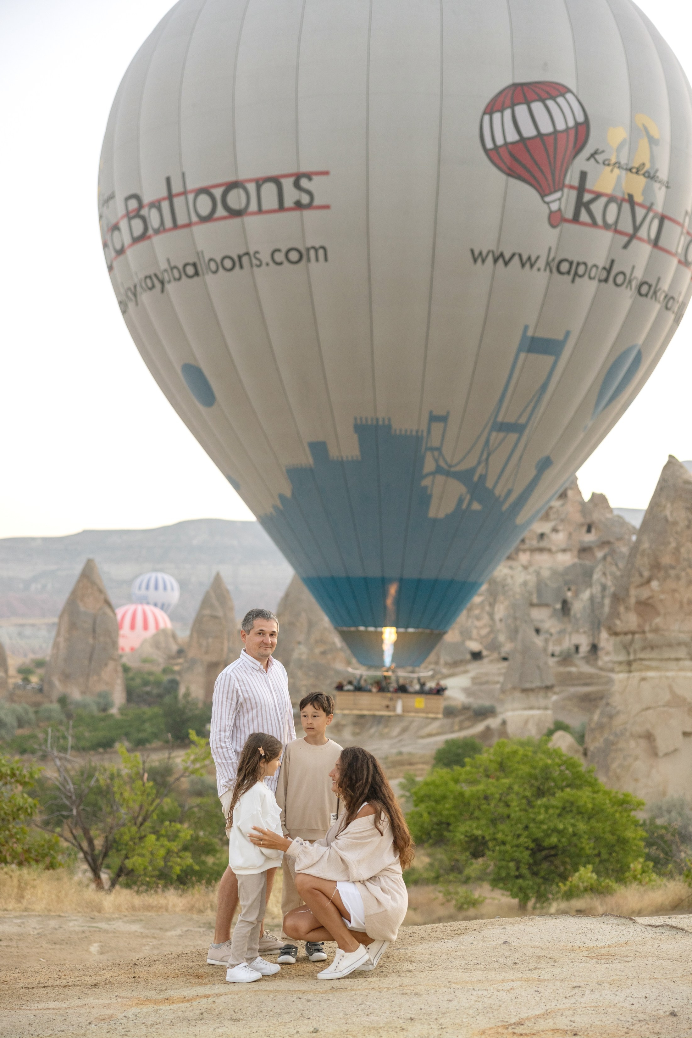 Family Photoshoot at Sunrise with Cappadocia’s Hot Air Balloons. Julia Ganch I Fashion Wedding Photography I Cappadocia Turkey