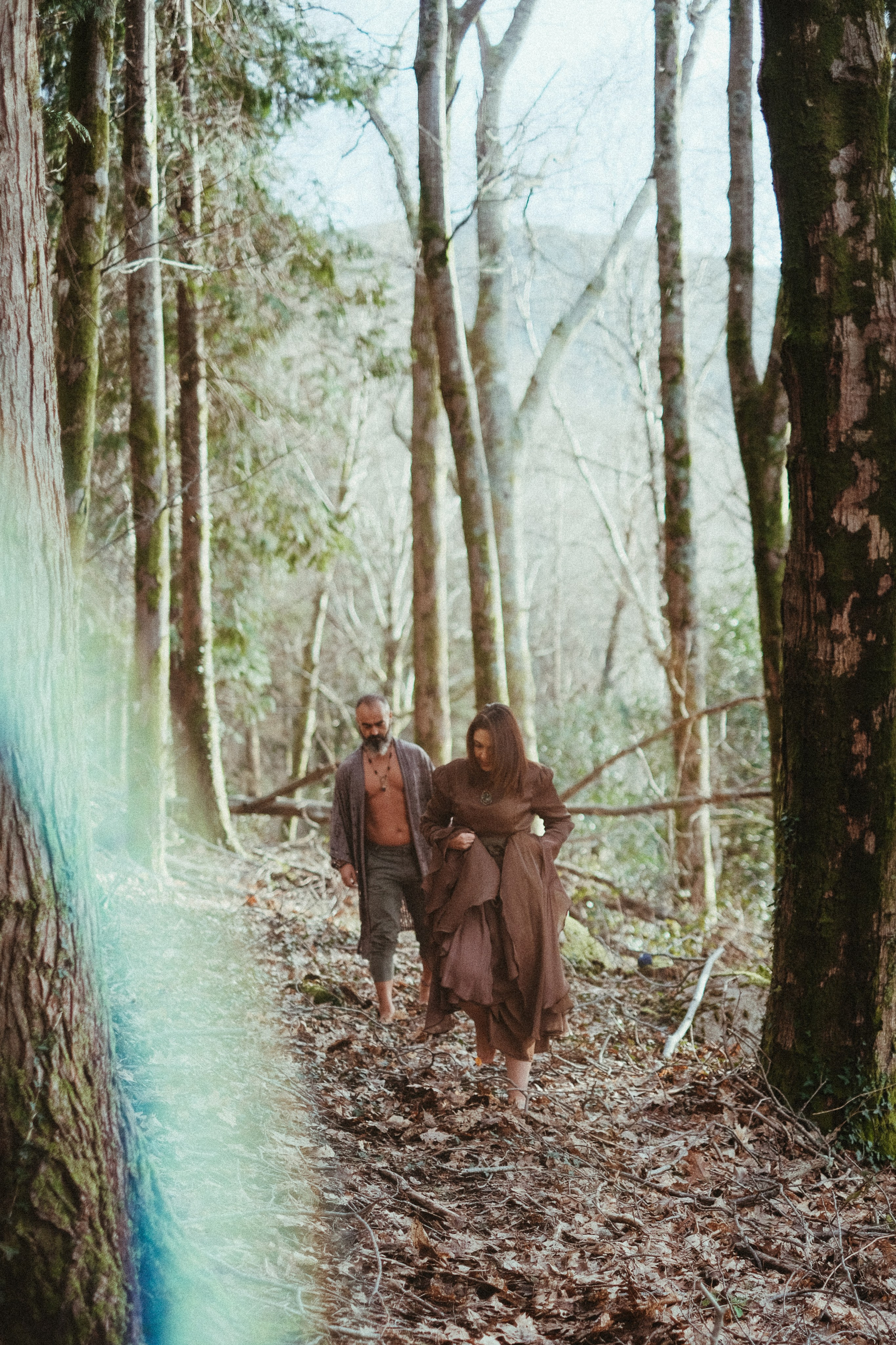 boho inspired pre wedding session surrounded by trees in Portugal