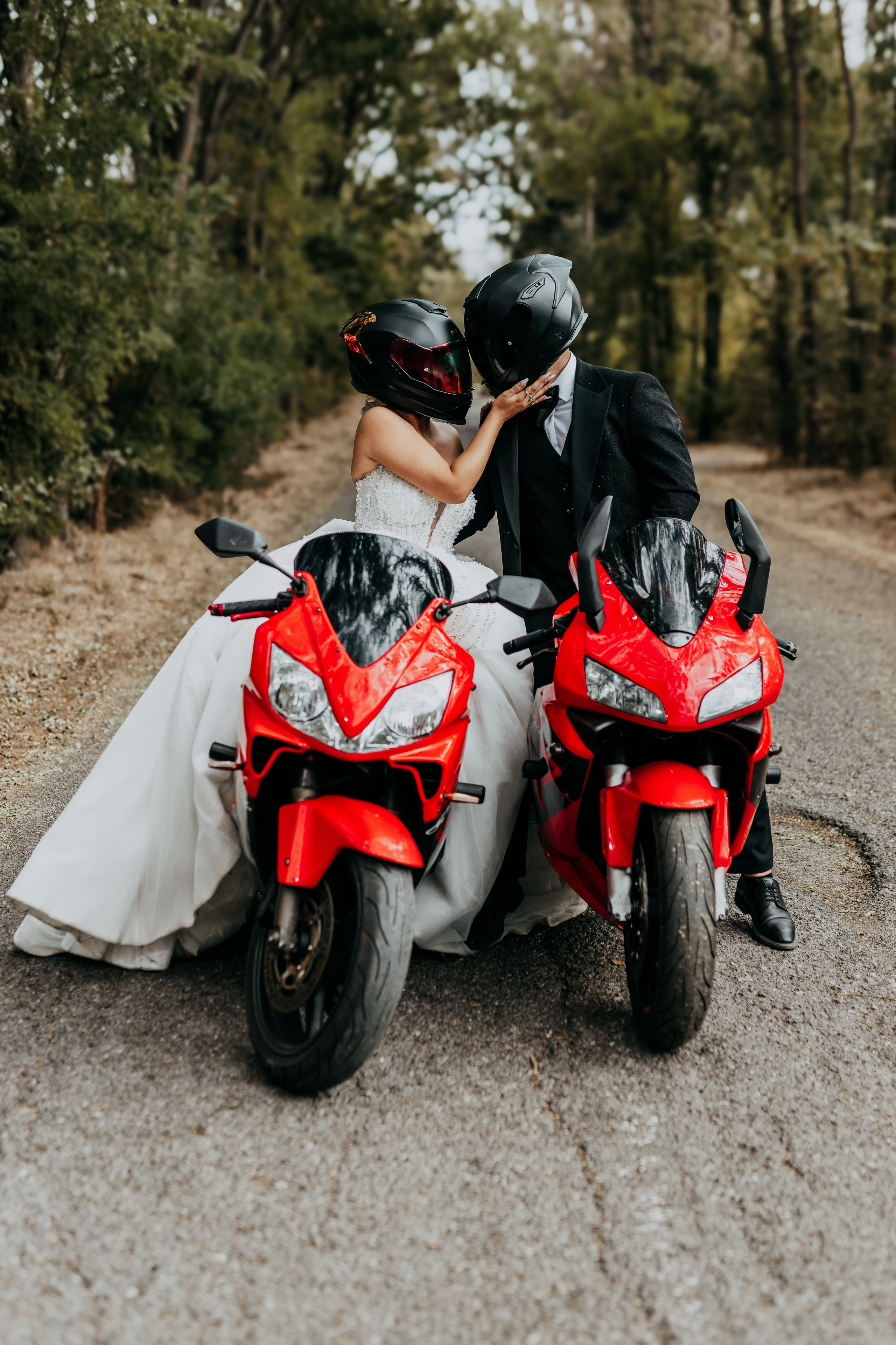 Trash the Dress cu motocicliști — ședință foto de poveste. Lucian Dedeu — Fotograf de nuntă și eveniment