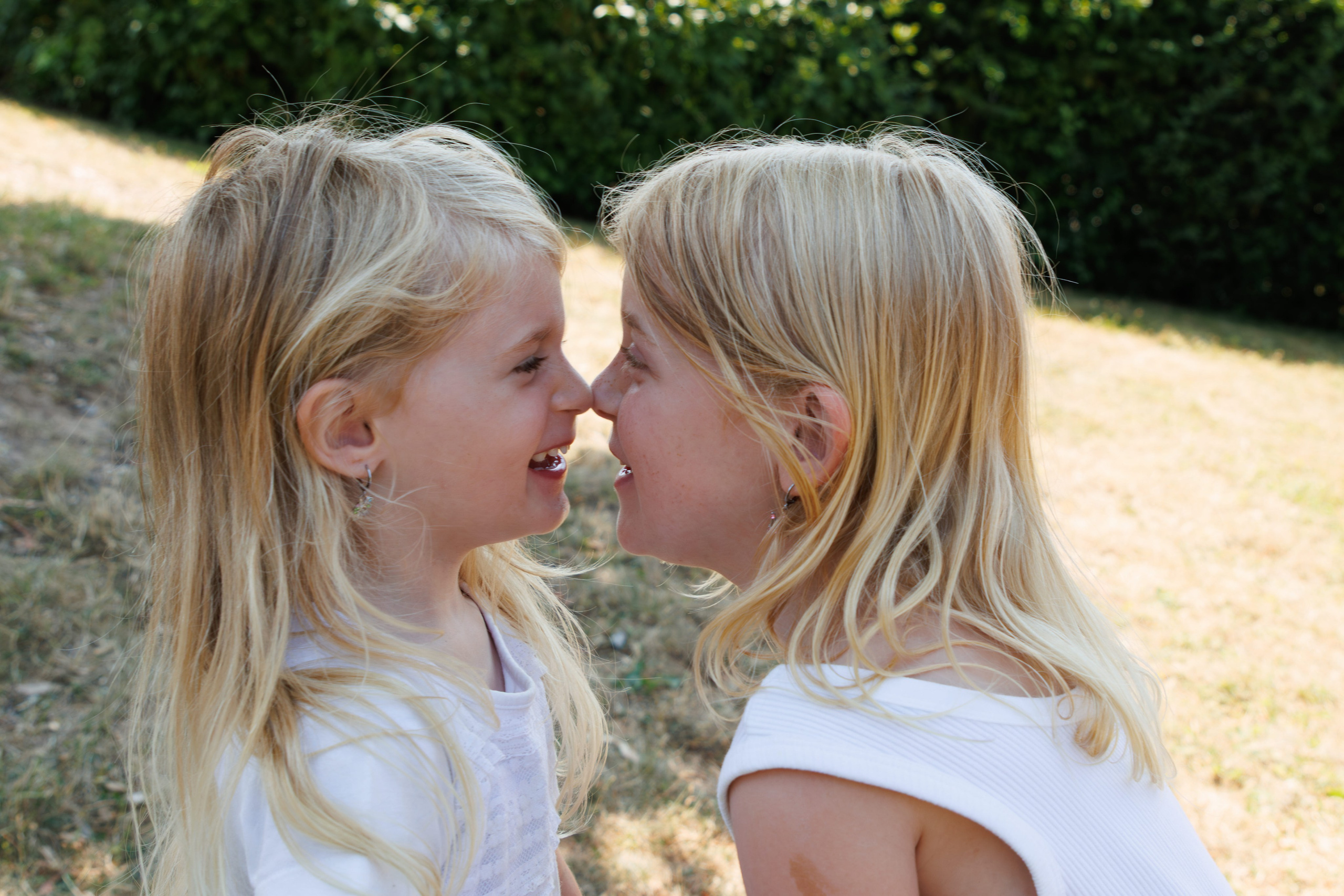 Mädchen  Geschwisterfoto Kindergarten Kita Kindergartenkind Kindergartenfotografie Fotografie Jaddafotografie Kindergartenbretzfeld Bretzfeld Heilbronn Öhringen Ilsfeld Kitafotografie Kindergartenfotografin