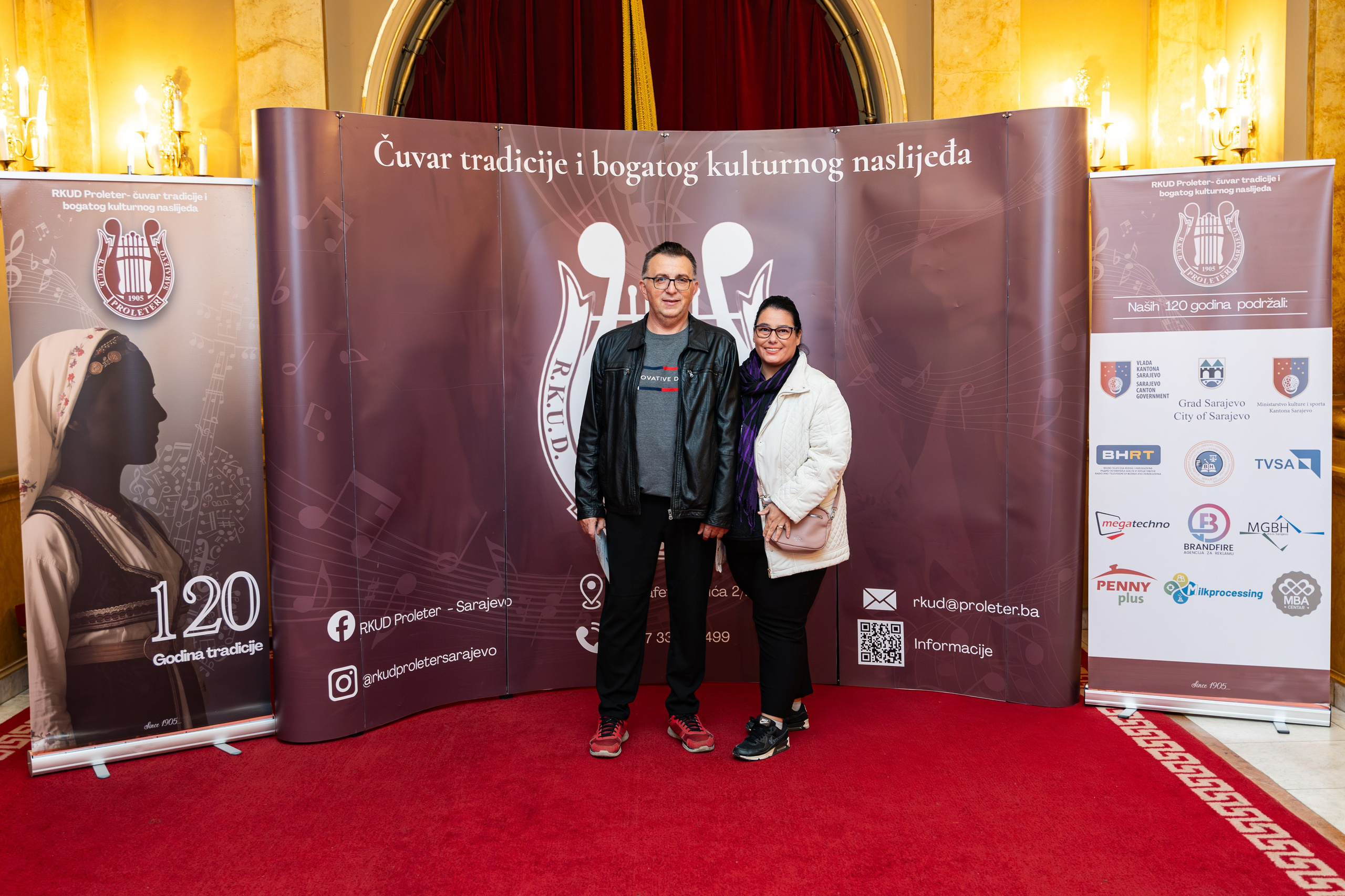 Galerija fotografija sa svečanog koncerta RKUD Proleter u Narodnom pozorištu Sarajevo, prikazuje nastupe izvođača, svečanu atmosferu, bogatu scenografiju i publiku u prepunoj dvorani.