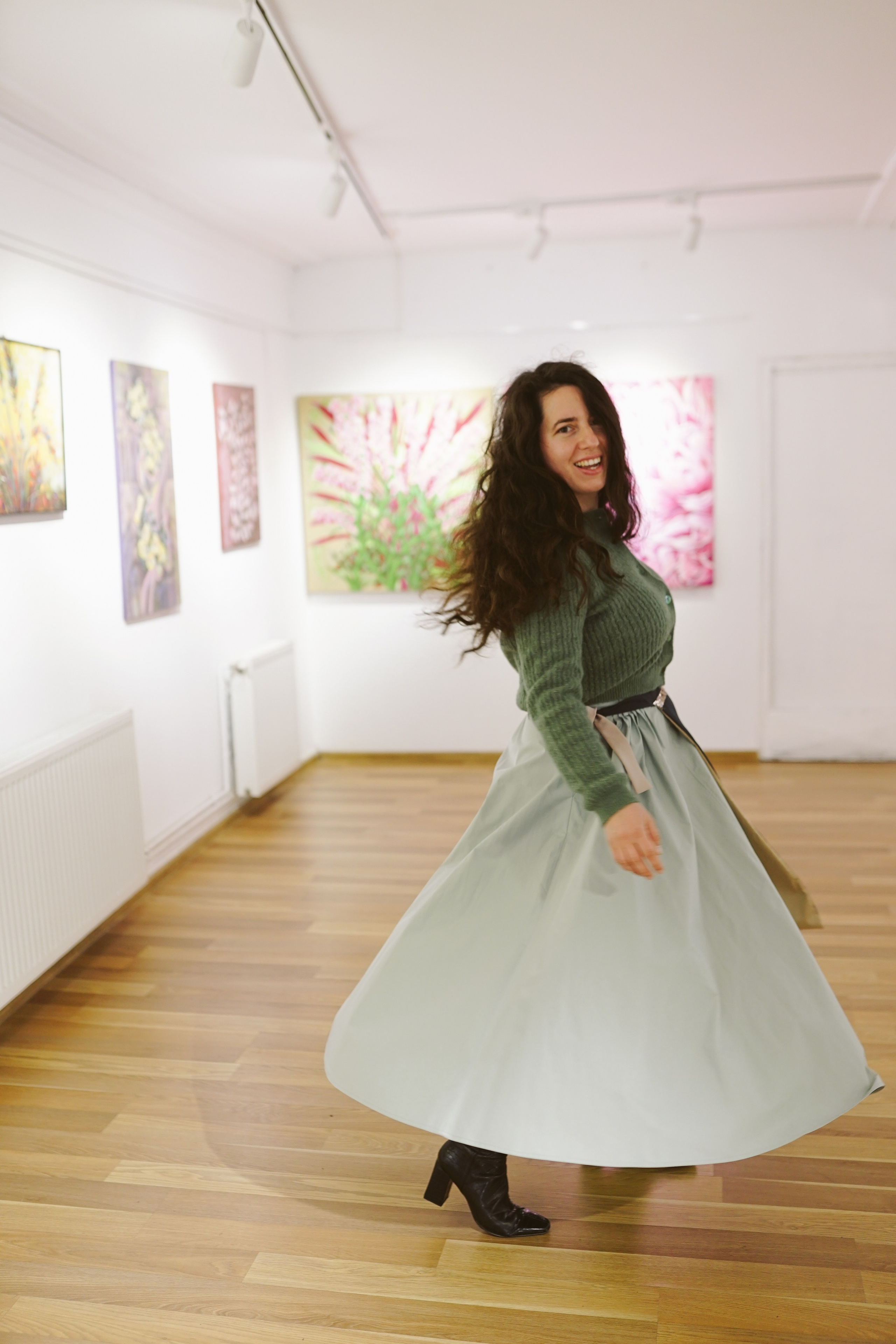 Expoziție Foto Maternitate Brașov | Mădălina Beda. Madalina Beda- Artist vizual, fotograf, doula la nastere, consultant babywearing Brasov si in toata tara