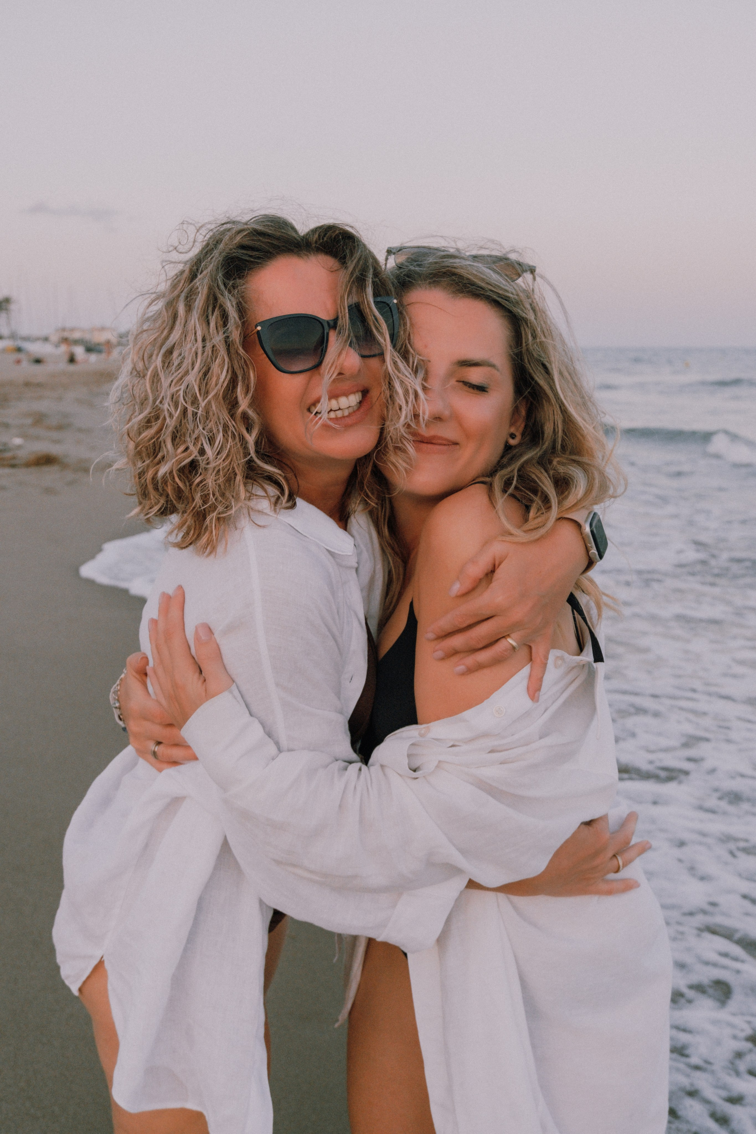 Sesión de amigas en la playa. Fotografía profesional en Calafell - Elena Medvedeva