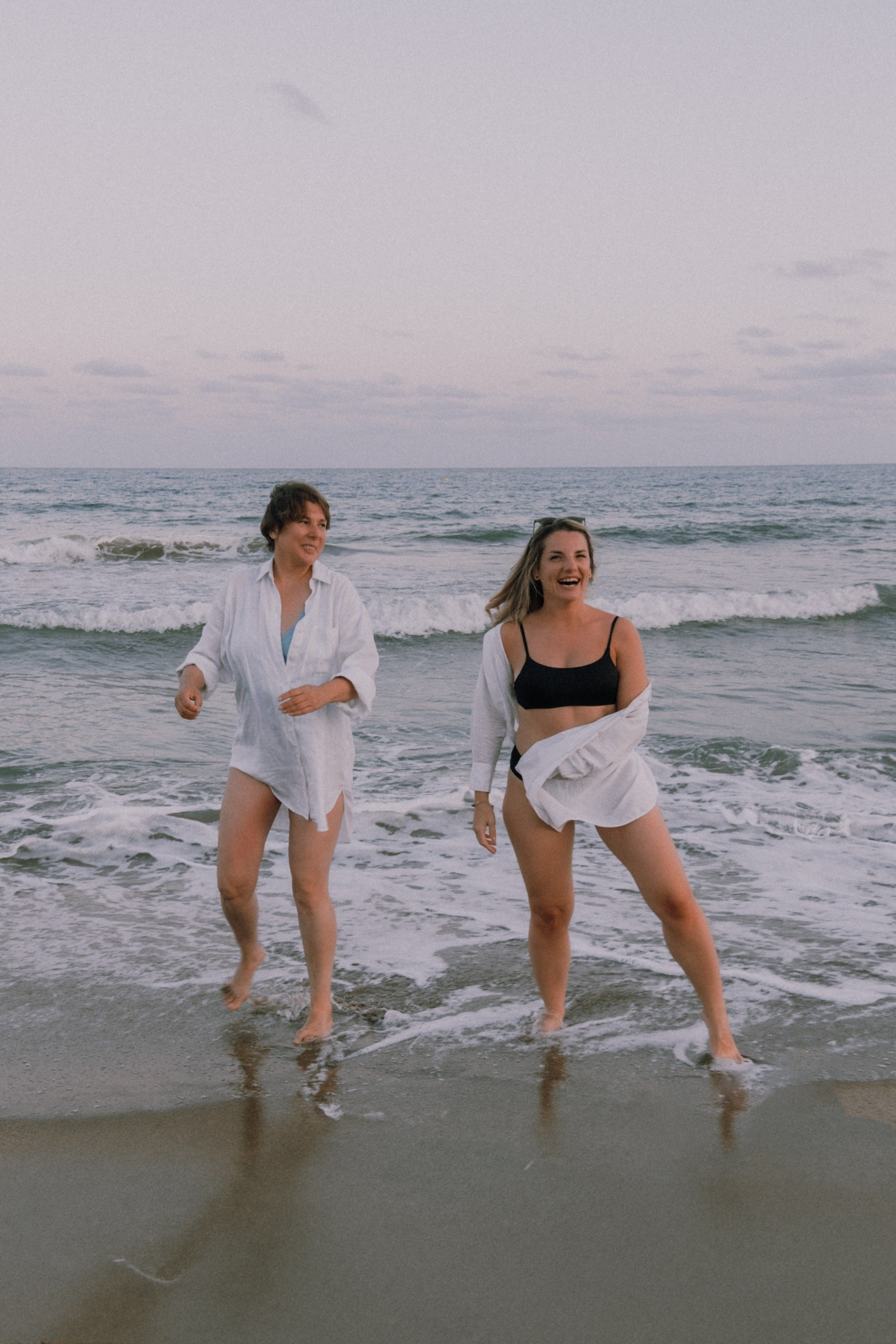 Sesión de amigas en la playa. Fotografía profesional en Calafell - Elena Medvedeva