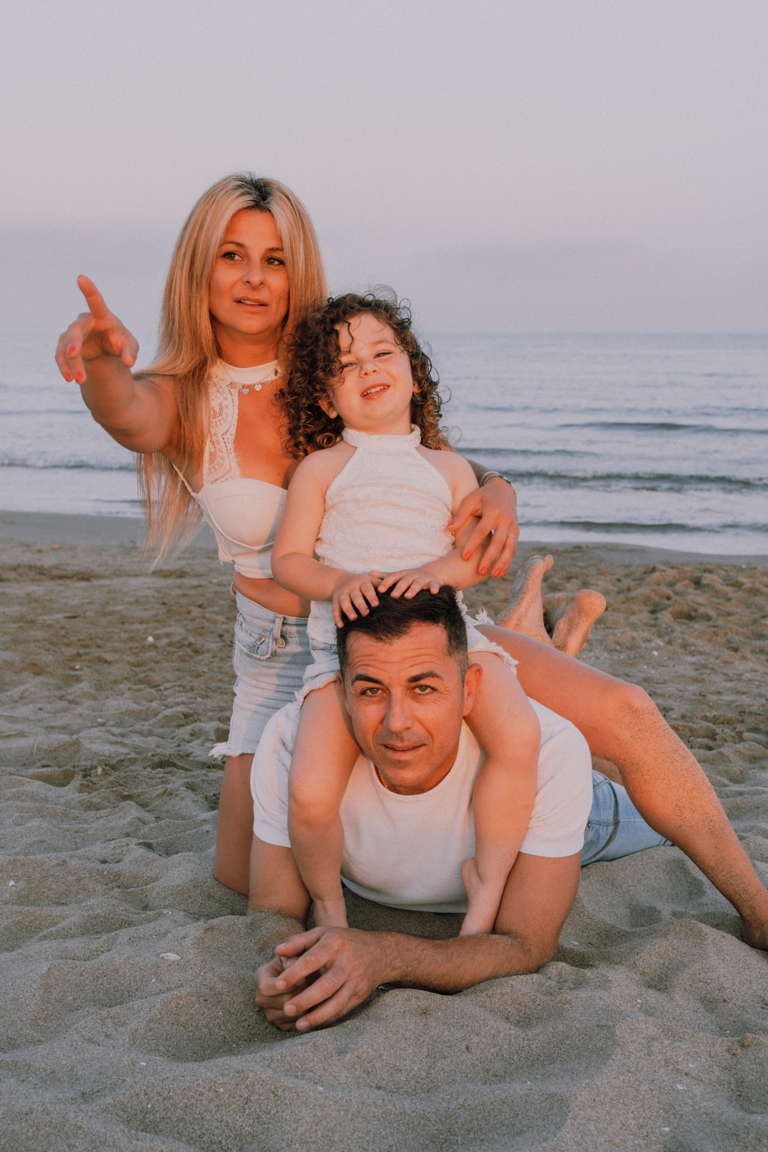 Sesión familiar en la playa. Fotografía profesional en Calafell - Elena Medvedeva
