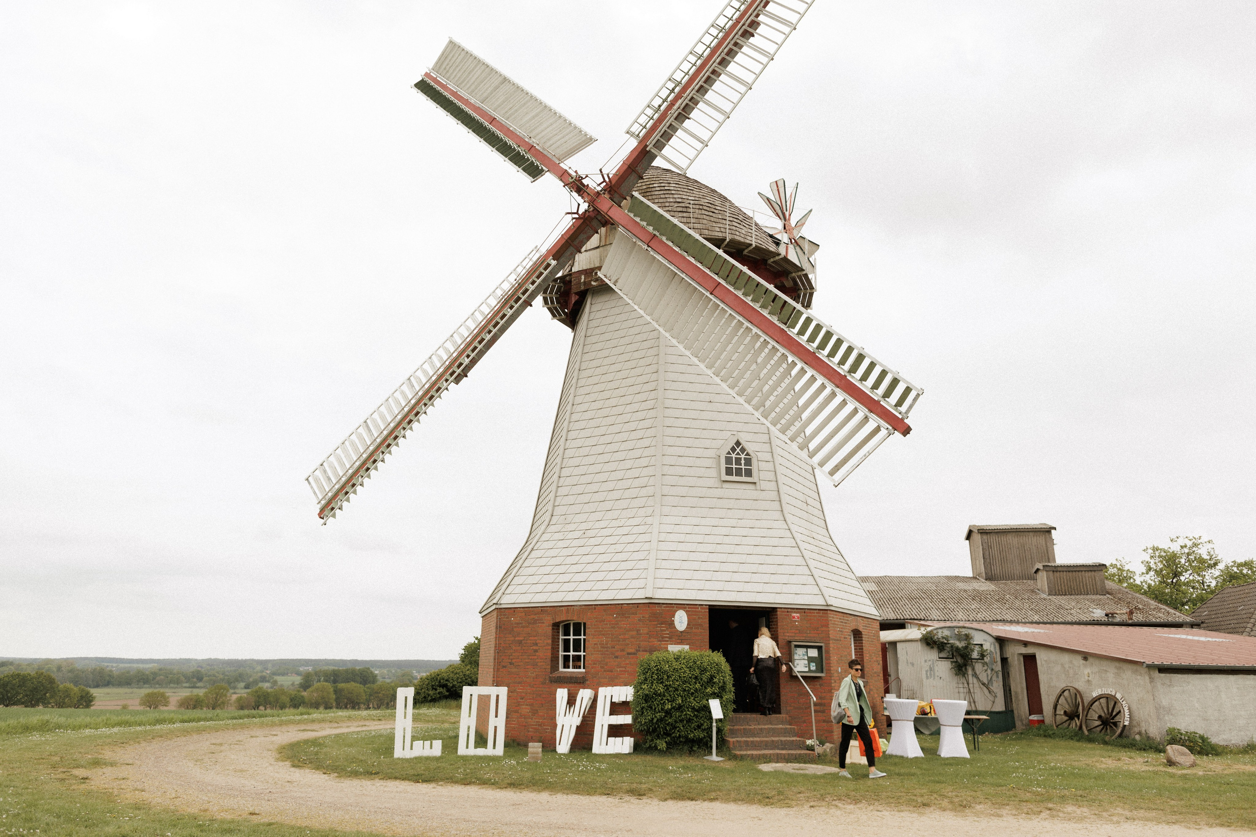 Hochzeitsfotografie an der Windmühle Eyendorf | Historische Romantik in Niedersachsen. Hochzeitsfotograf und Hochzeitsvideograf aus Hamburg | Roka21Film