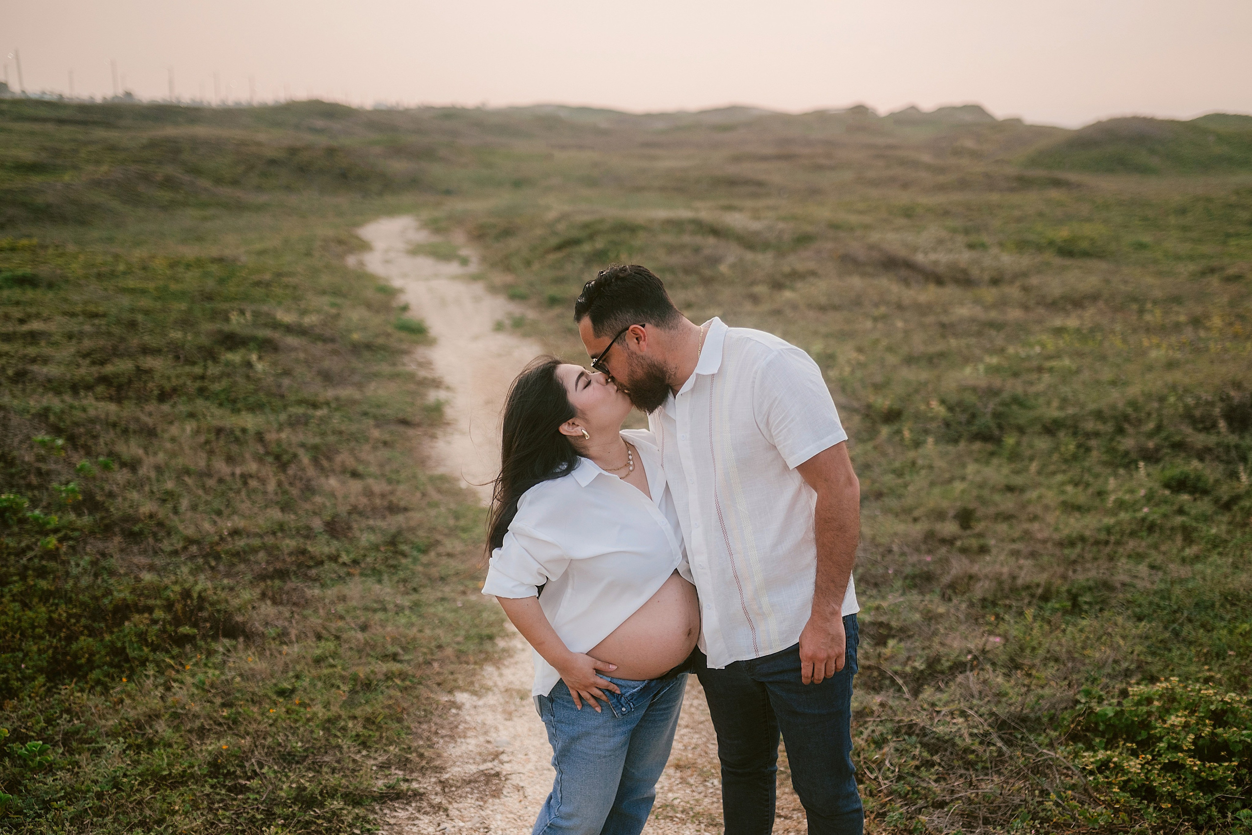 Maternity Pregnancy Session  Sesión embarazo Carlos RaGo Fotografía Pareja caminando en sesión de embarazo al atardecer