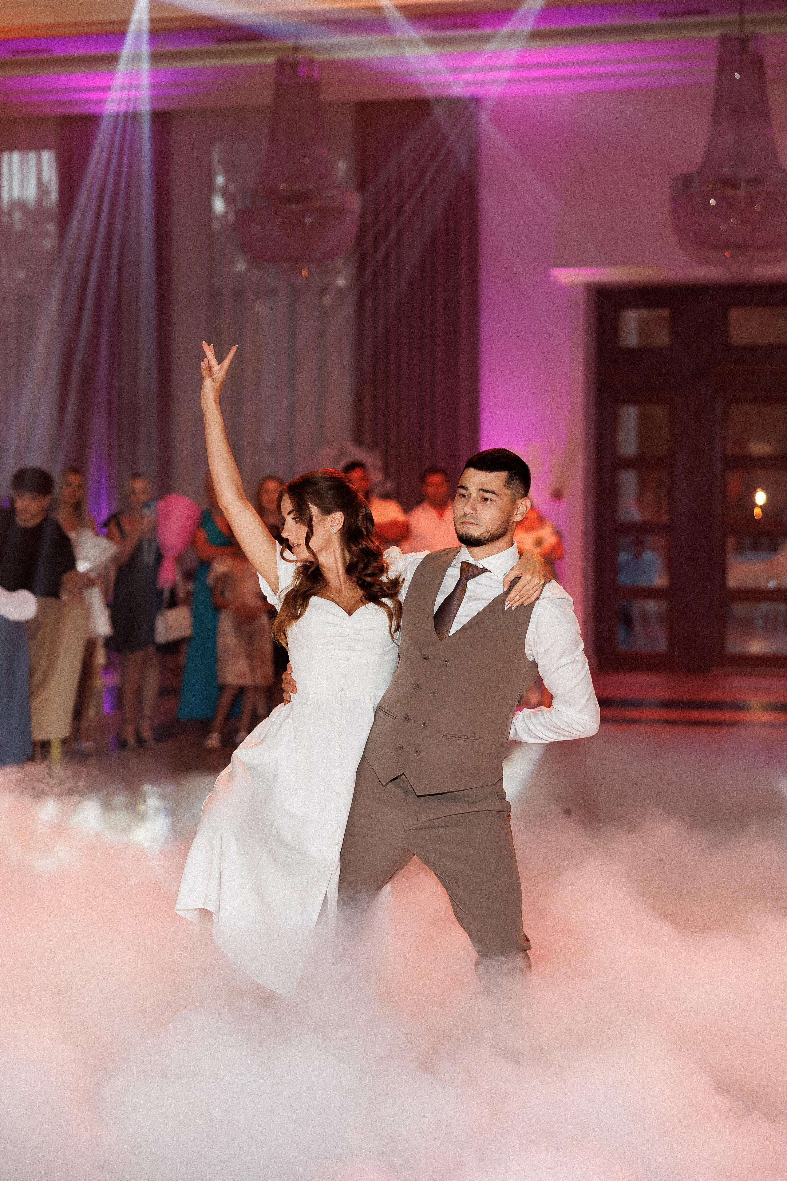 Eugen & Livia — Grand Elysee — Wedding Day. Servicii Foto și Video 067188353