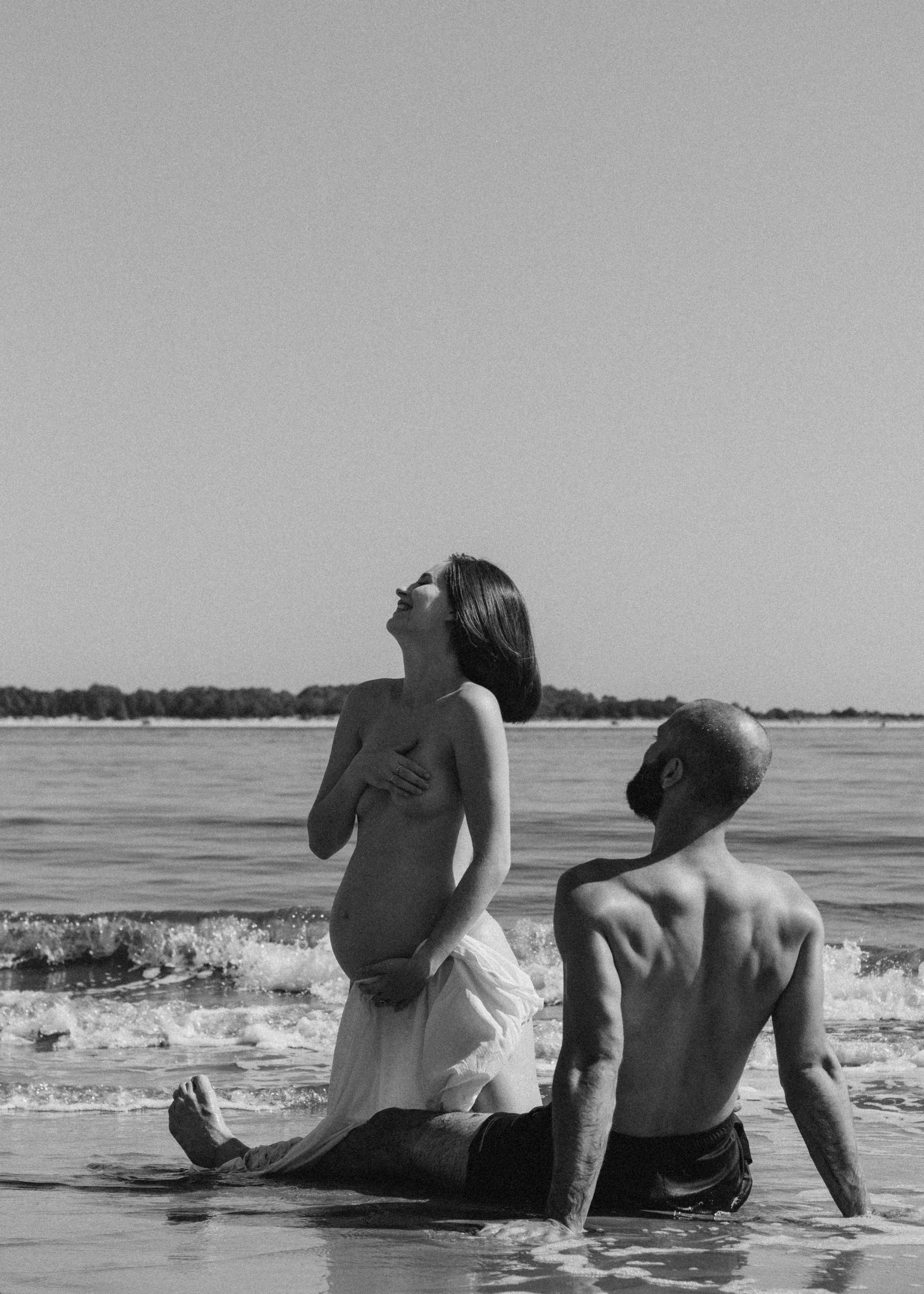 Maternity photoshoot at the beach. Portrait and couples photographer in Florida, Valeriia Honcharova
