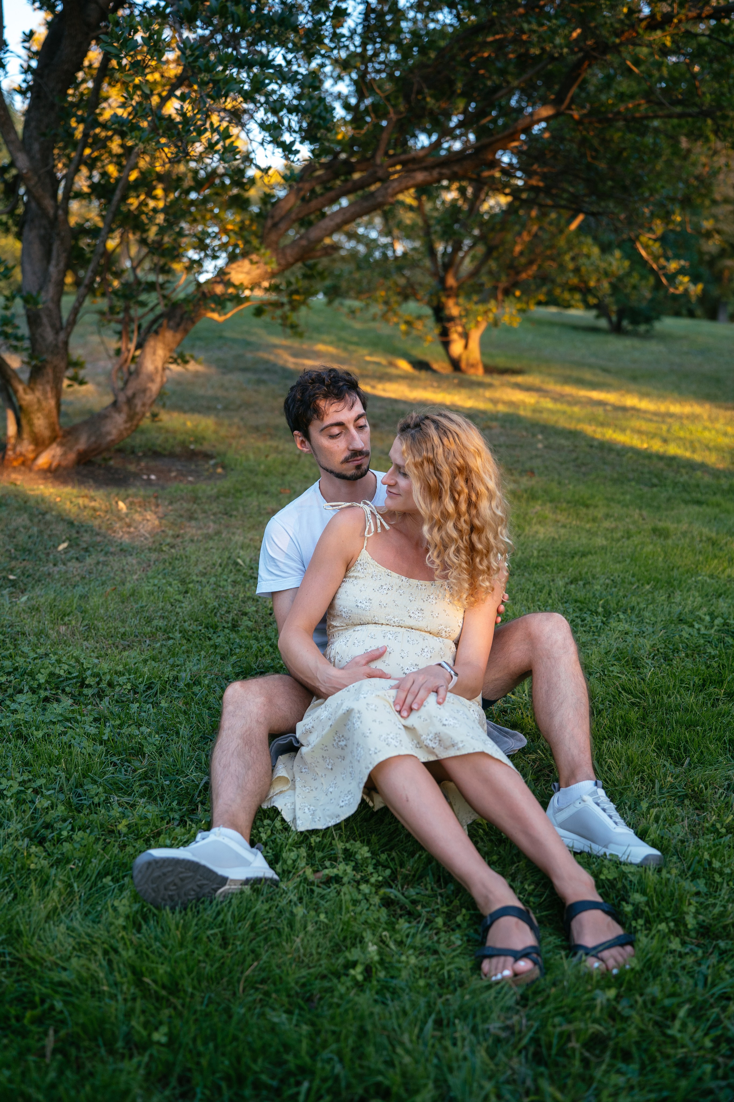 Candid pregnancy photoshoot in the park. Photographer in Madrid, Spain. Alyona Belyaninova