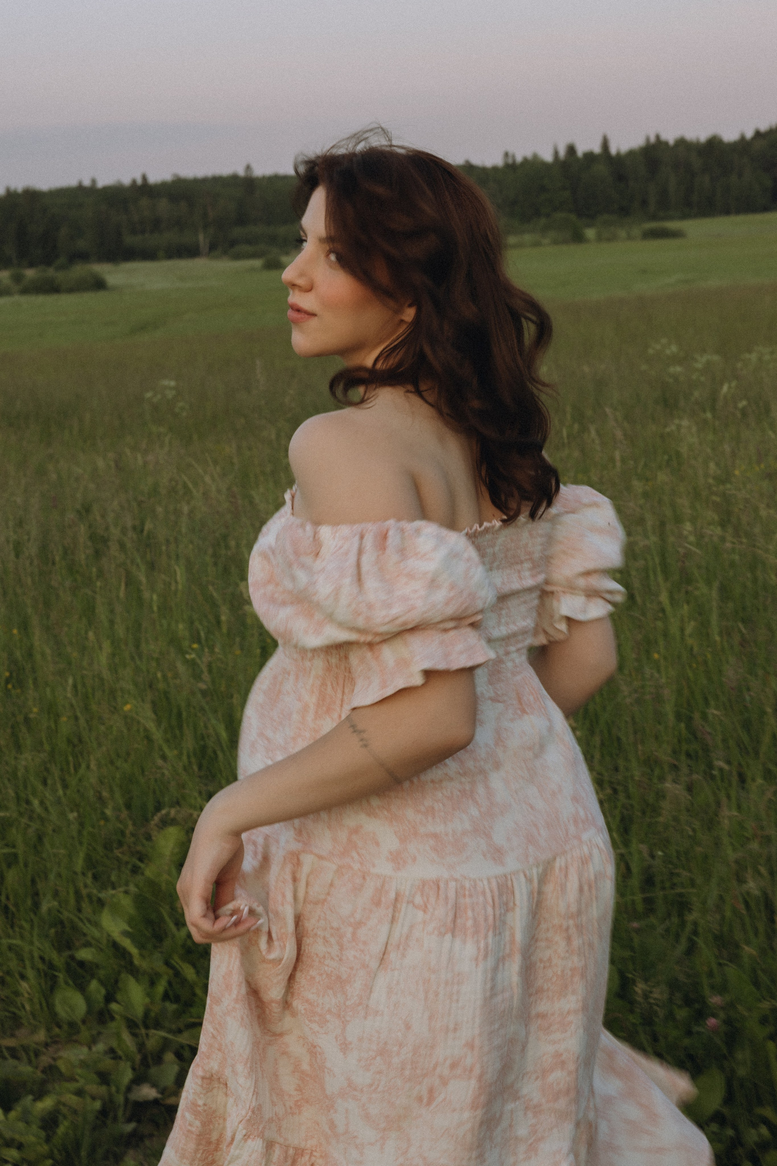 Lera & Maksim | laukimo fotosesija pievoje saulei besileidžiant. Vestuvių ir šeimų fotografė Lena Bondarenko / belove photo