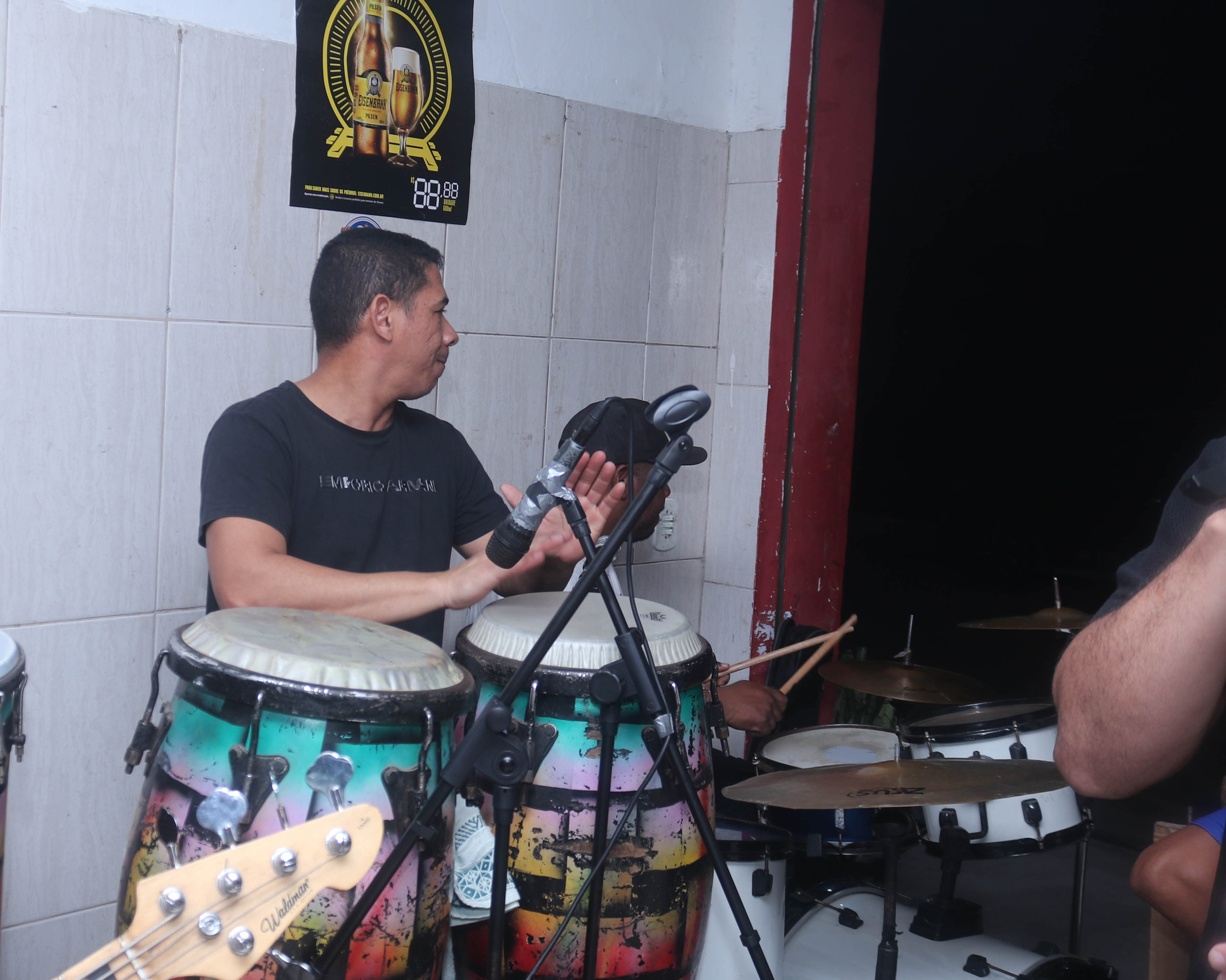 Aroldo nas congas trazendo muito ritmo e energia para o show. 🥁🔥📸Com talento e presença marcante, ele fez a vibração da música tomar conta da noite, deixando a apresentação ainda mais especial no Skinão.