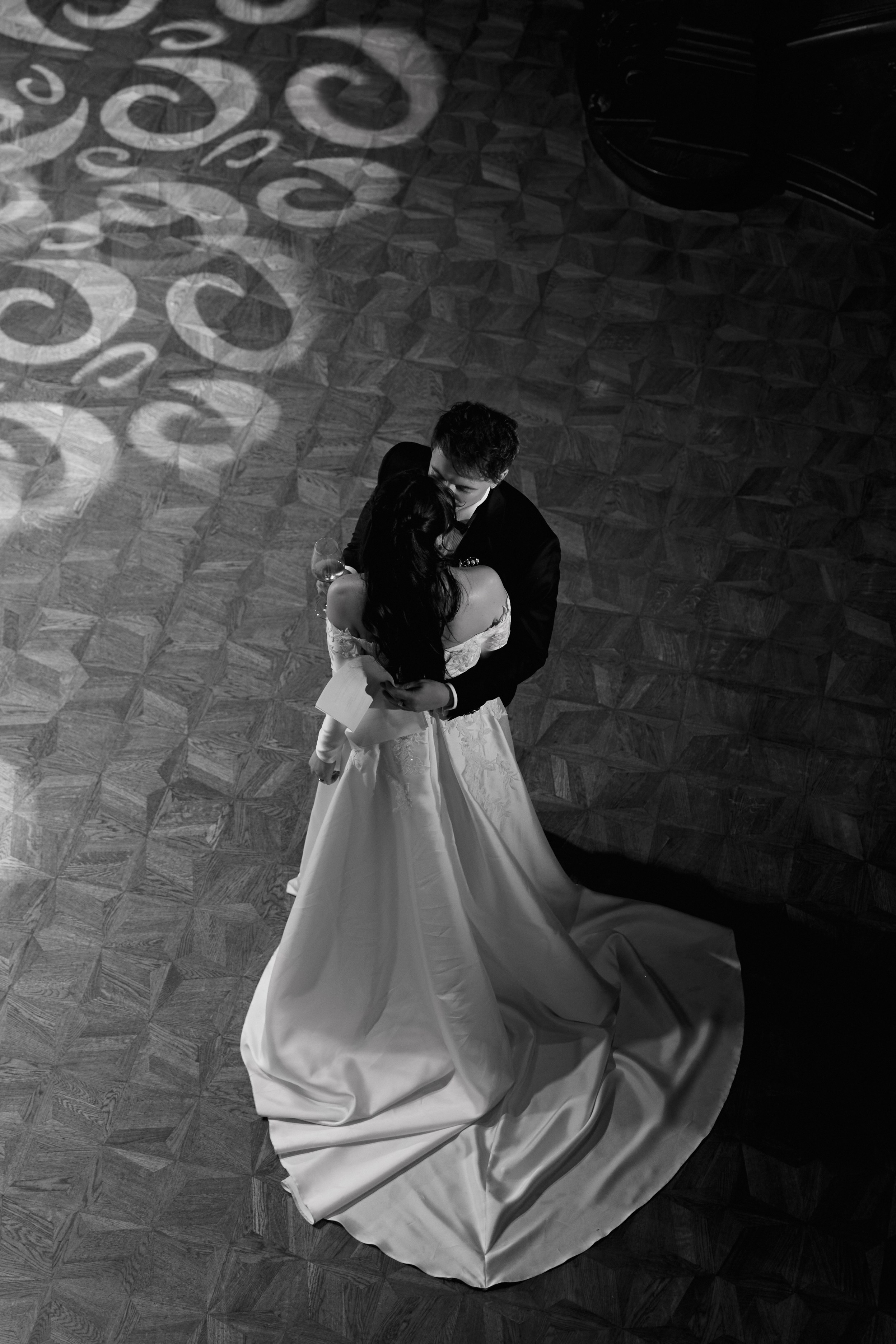 Wiktoria & Kacper. Pałac Goetz. Fotograf ślubny i rodzinny w Krakowie Yana Klymova