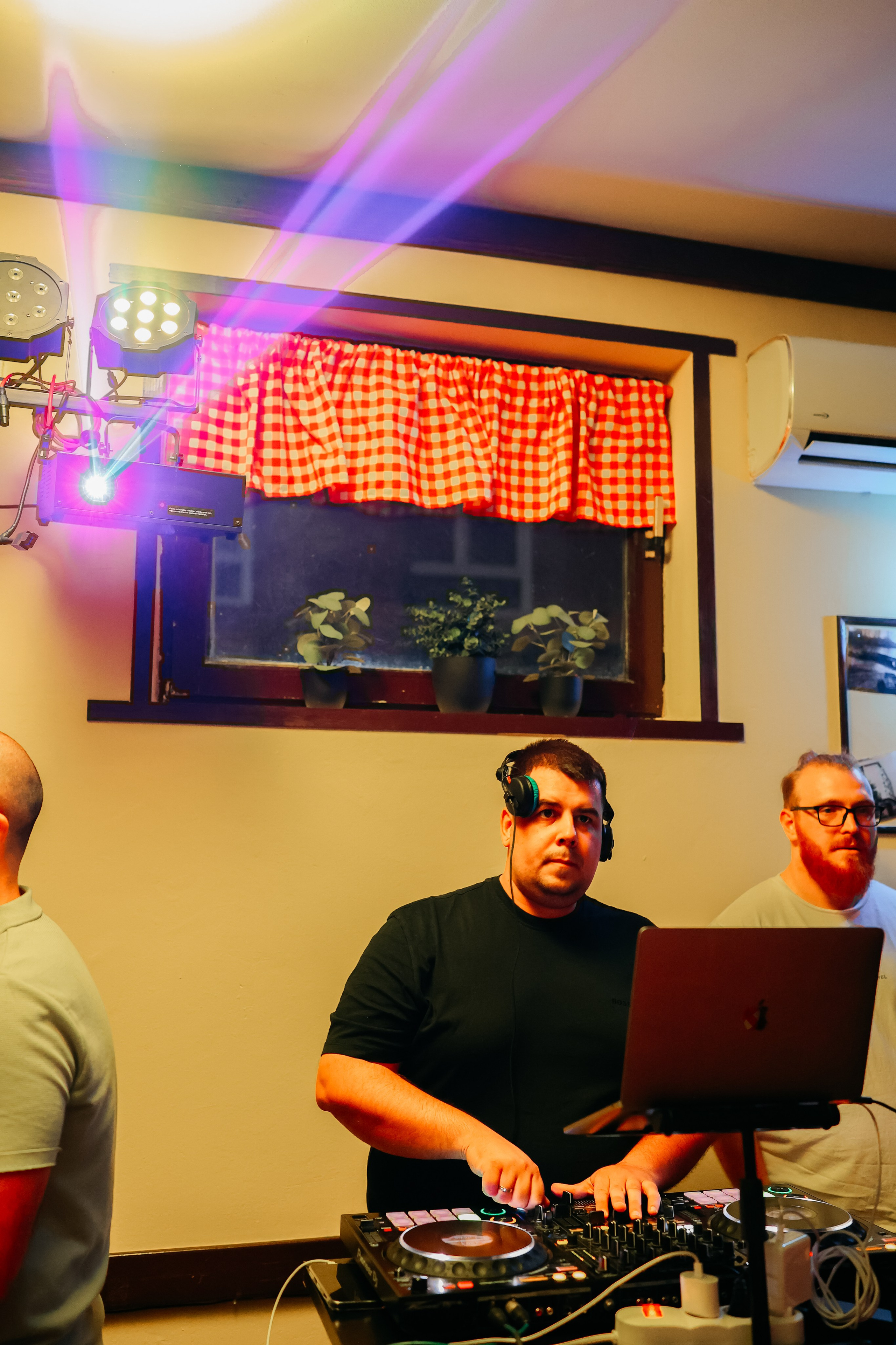 Zurke 90tih — Kafana Gradska Biblioteka. Foto Simic Jagodina