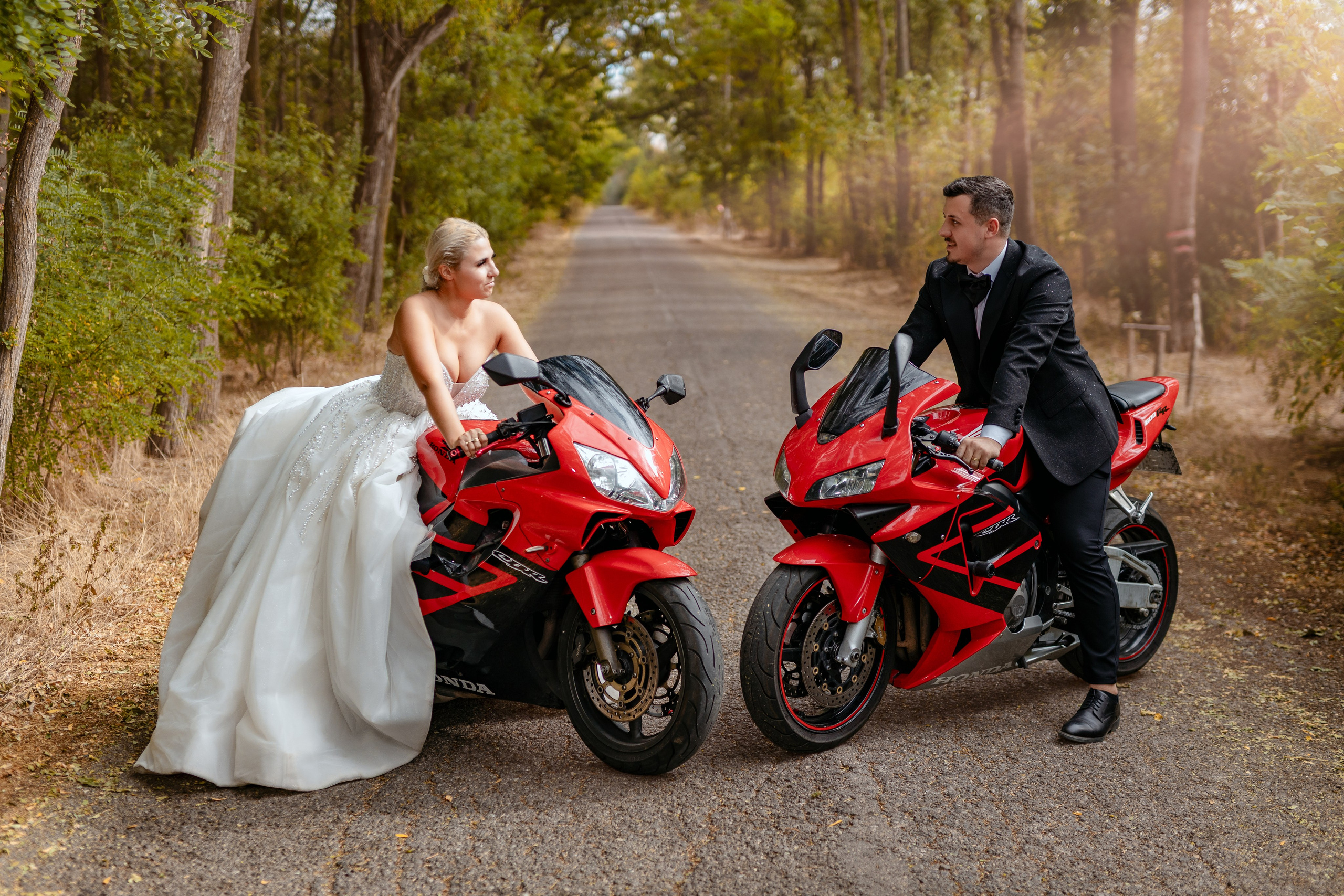 Trash the Dress cu motocicliști — ședință foto de poveste. Lucian Dedeu — Fotograf de nuntă și eveniment