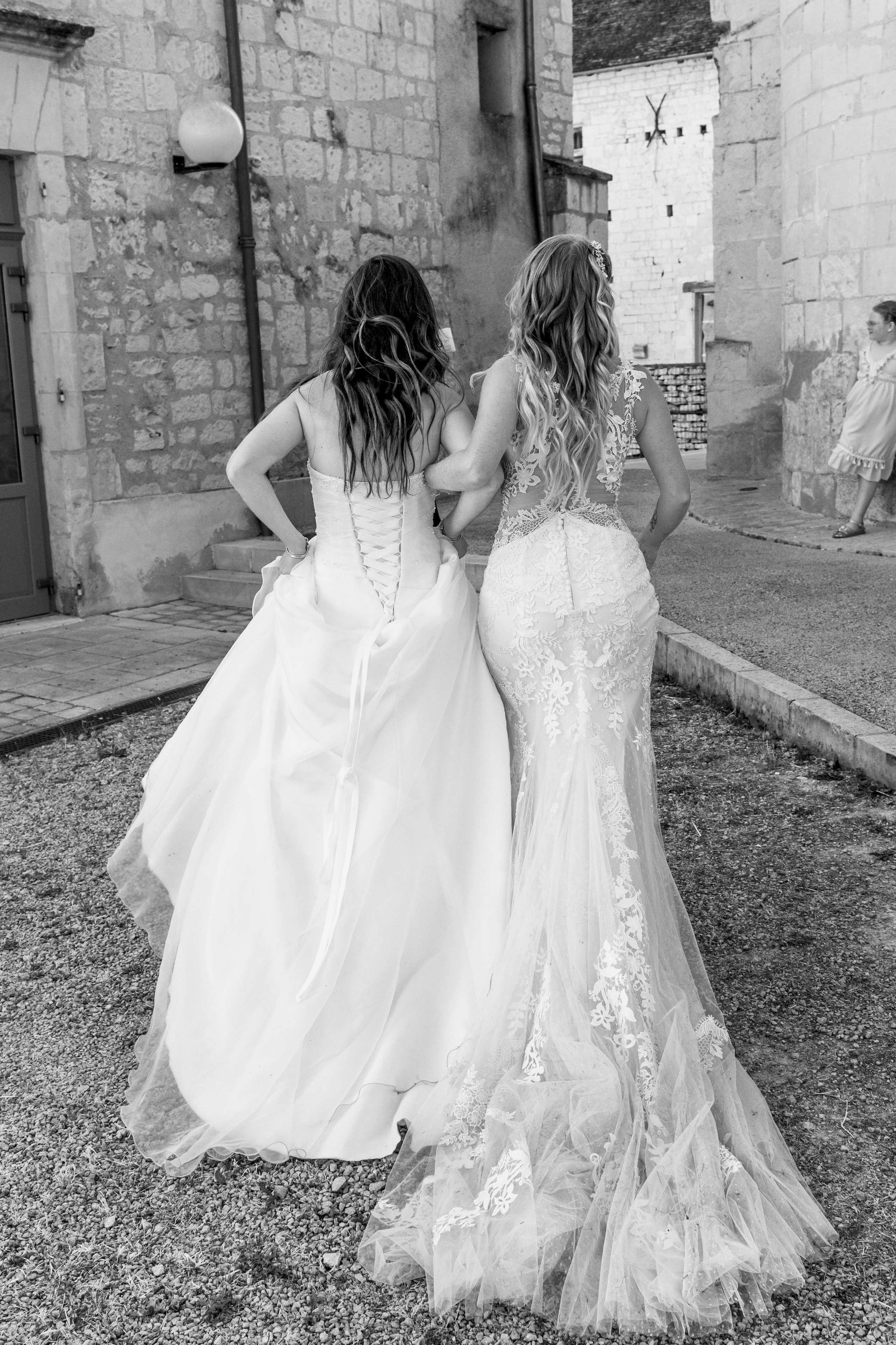 Portrait intime de deux femmes en robes de mariées, séance couple style histoire d’amour