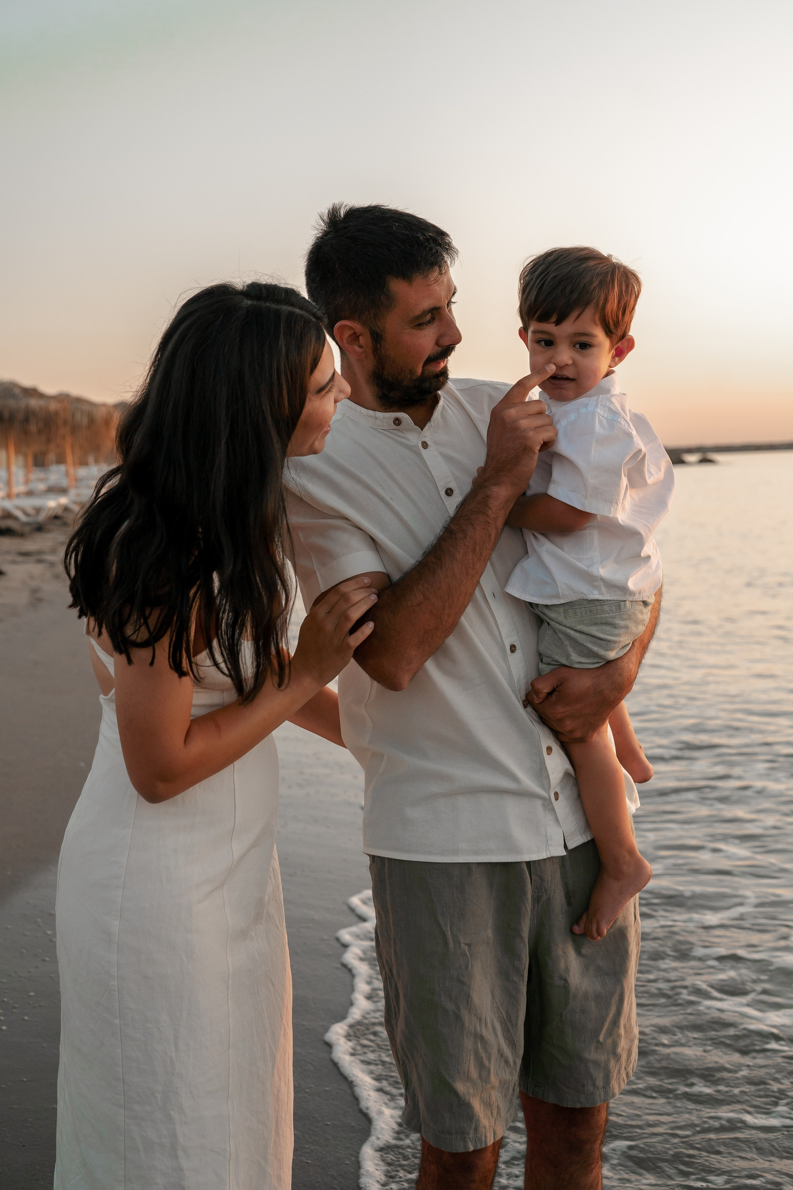 familie fericita cu copil in brate