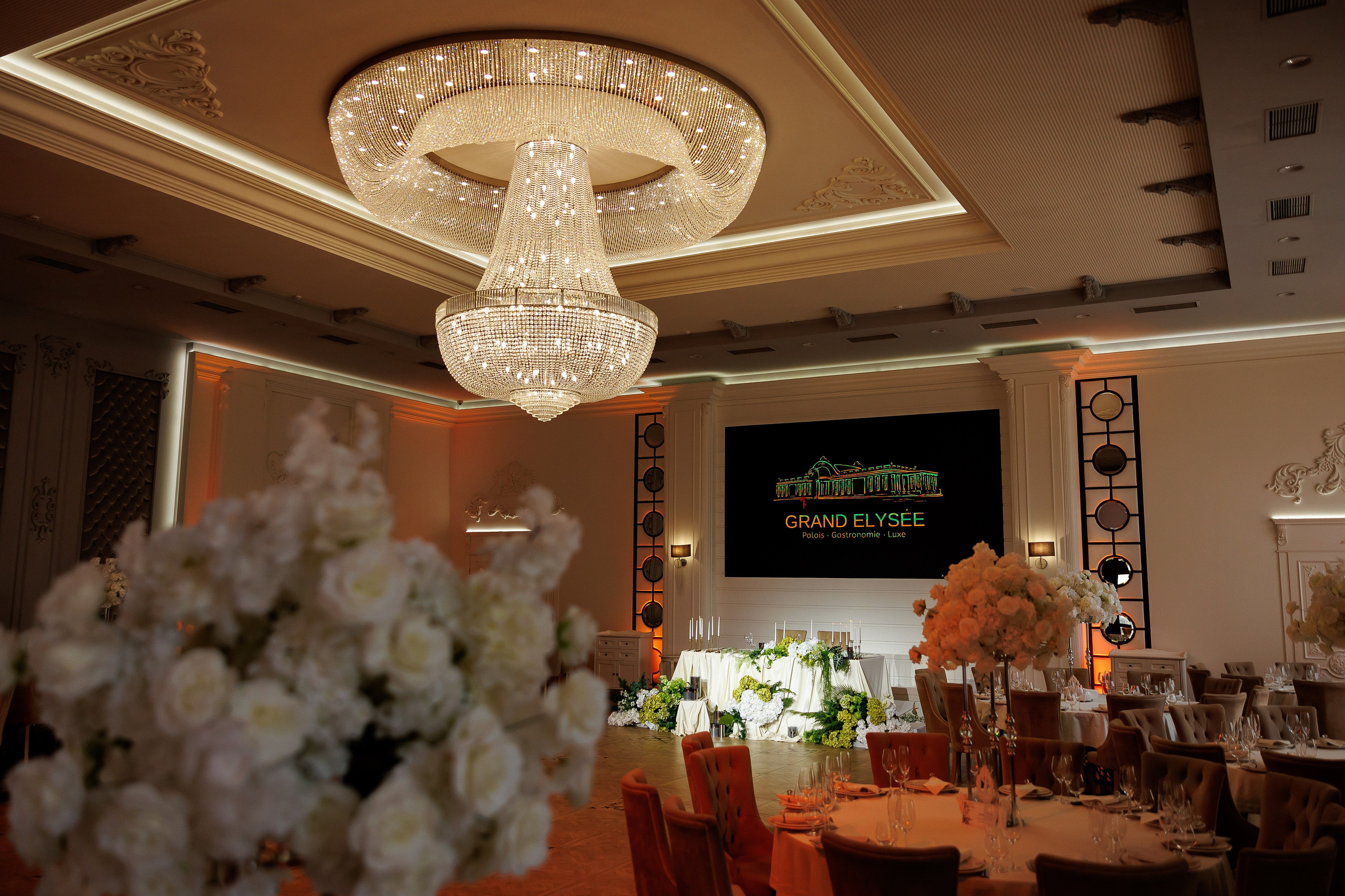 Eugen & Livia — Grand Elysee — Wedding Day. Servicii Foto și Video 067188353